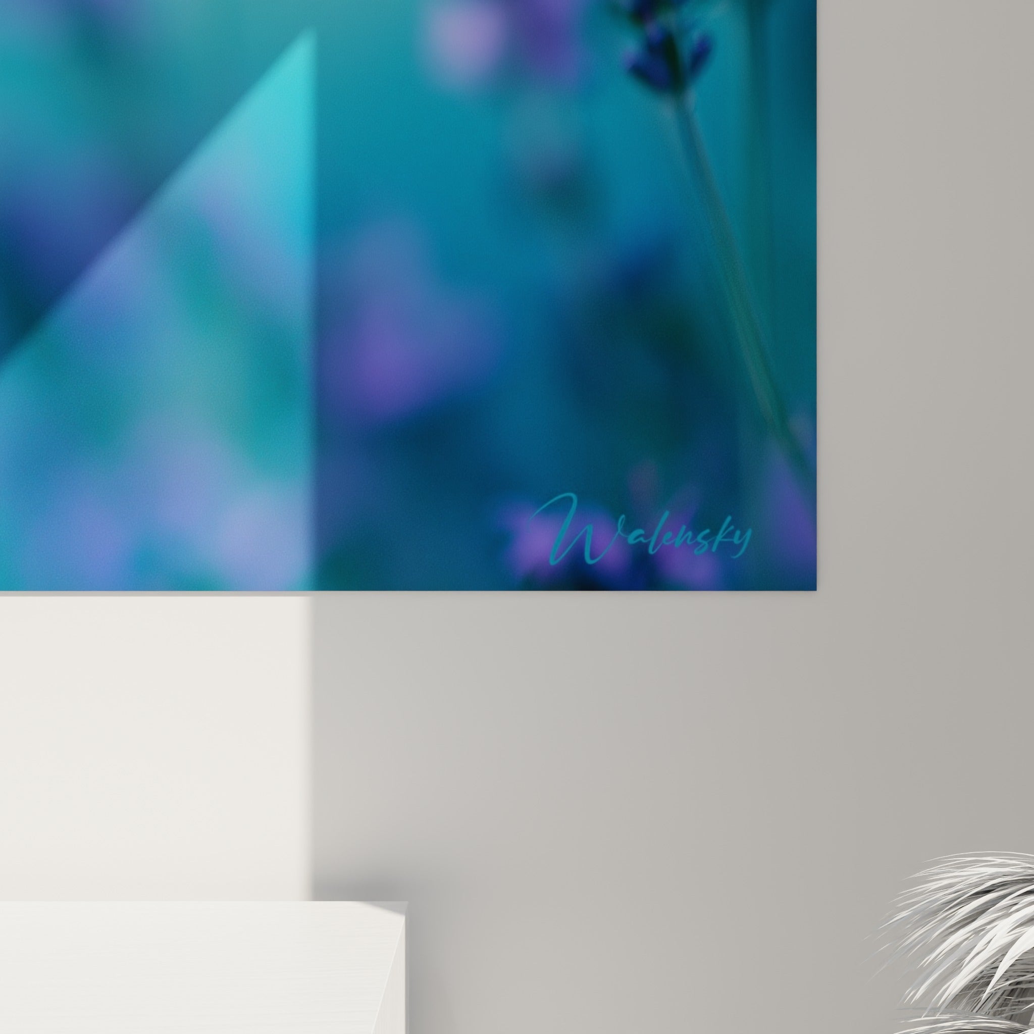 Grain photographique des pétales violets et dégradé turquoise visibles en gros plan sur la toile imprimée