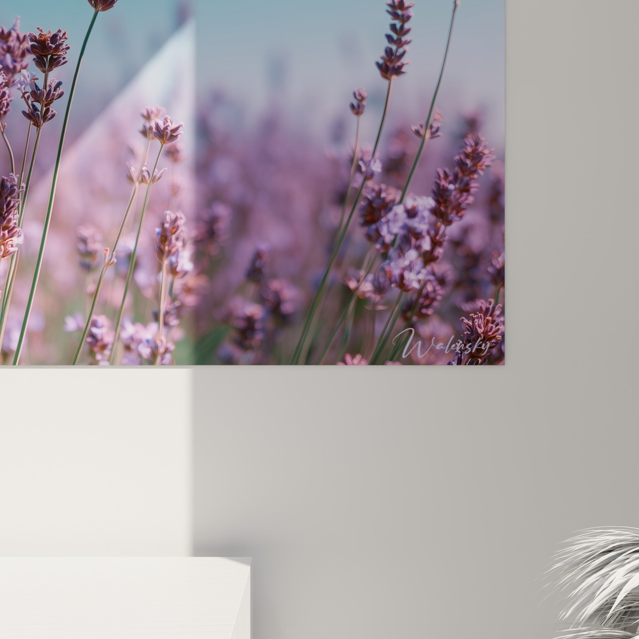 Grain photographique des épis mauves et flou artistique turquoise visibles de près sur la toile imprimée