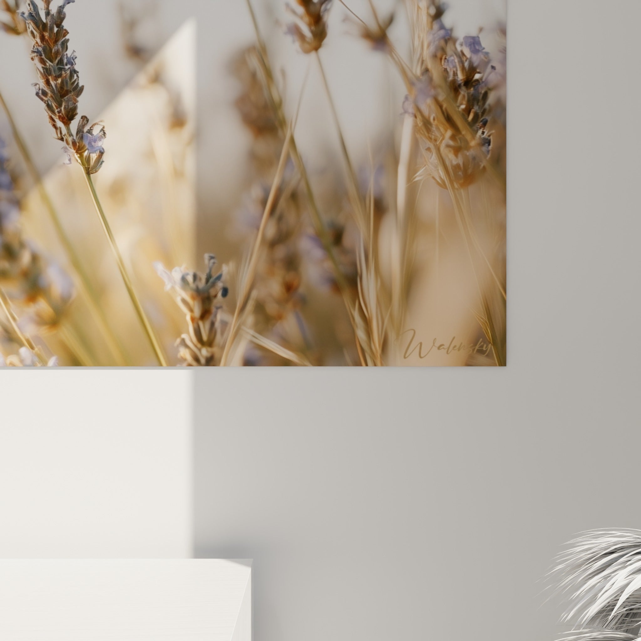 Grain de l'impression révélant les tons mauve et ocre des épis de lavande en gros plan
