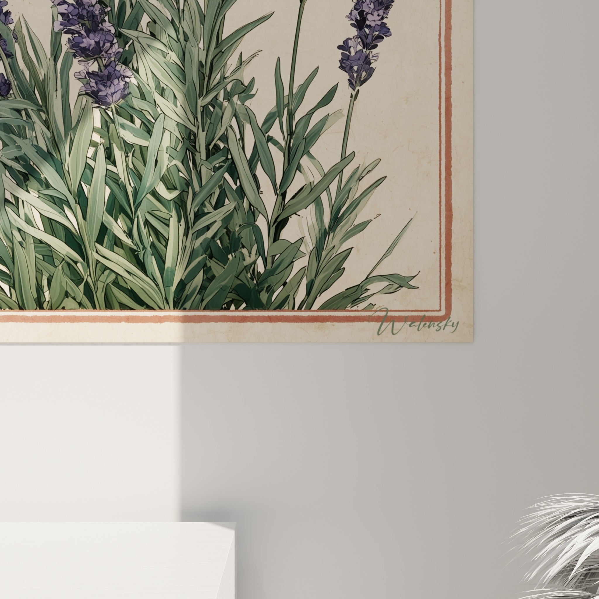 Grain du papier ivoire et touches de violet profond sur les épis de lavande en gros plan