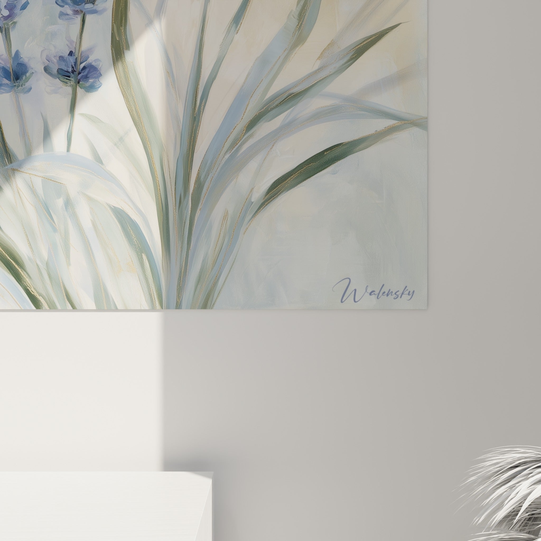 Coulures de peinture beige et touches violettes visibles sur la toile de lavande