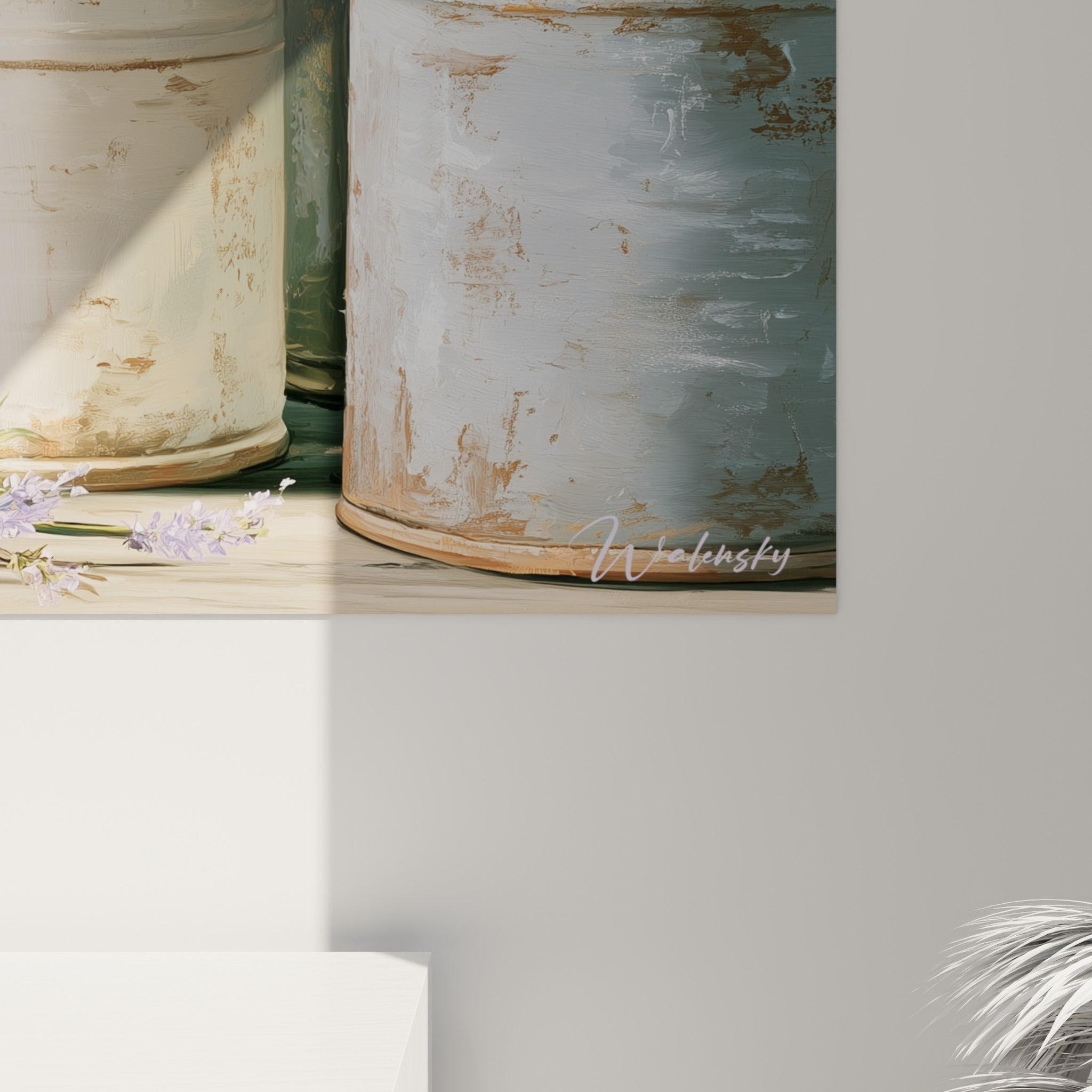 Grain de peinture révélant les touches de mauve et de vert sur les fleurs de lavande et les pots rouillés