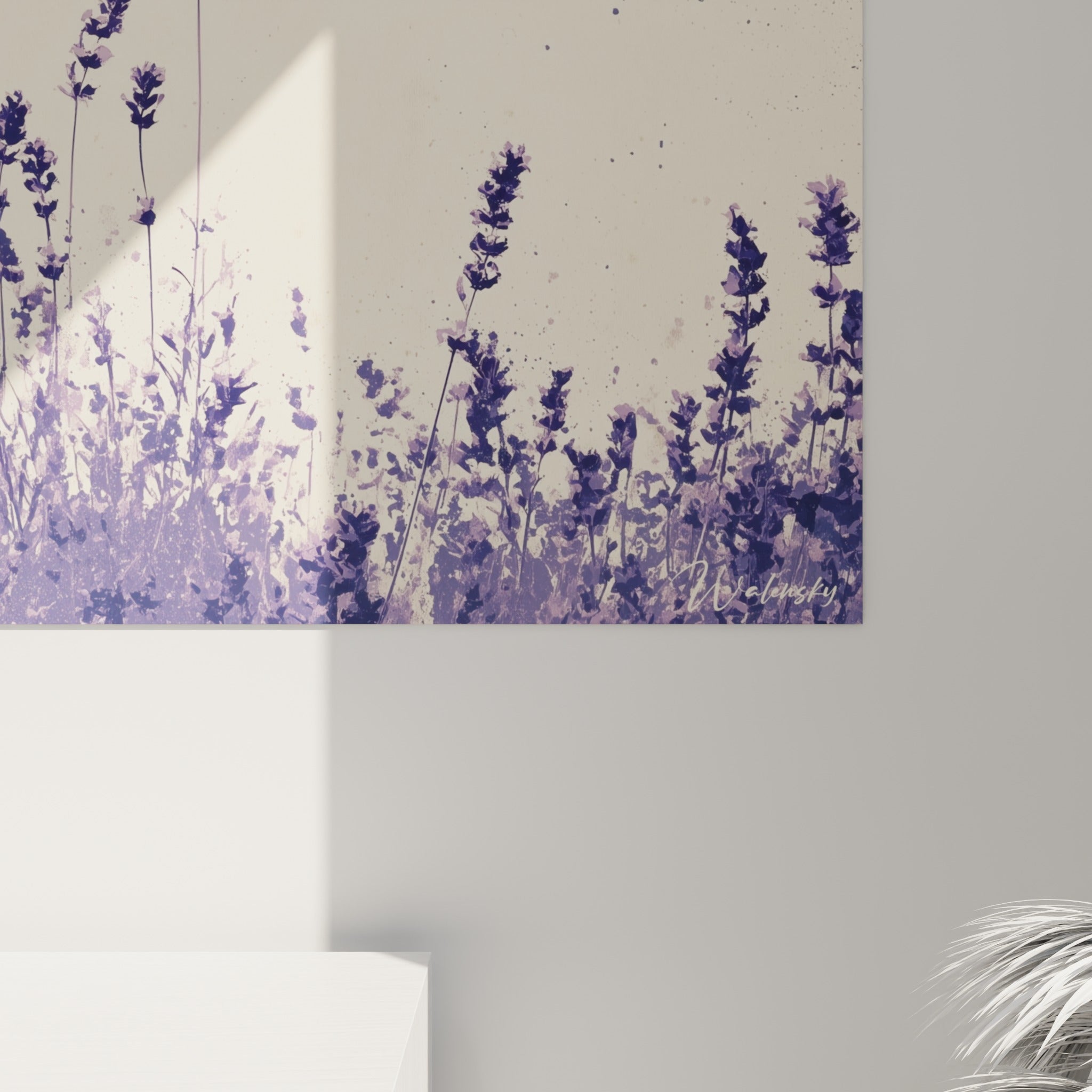 Empâtements violets et éclaboussures de pigments sur toile beige, grain visible du tableau lavande accroché