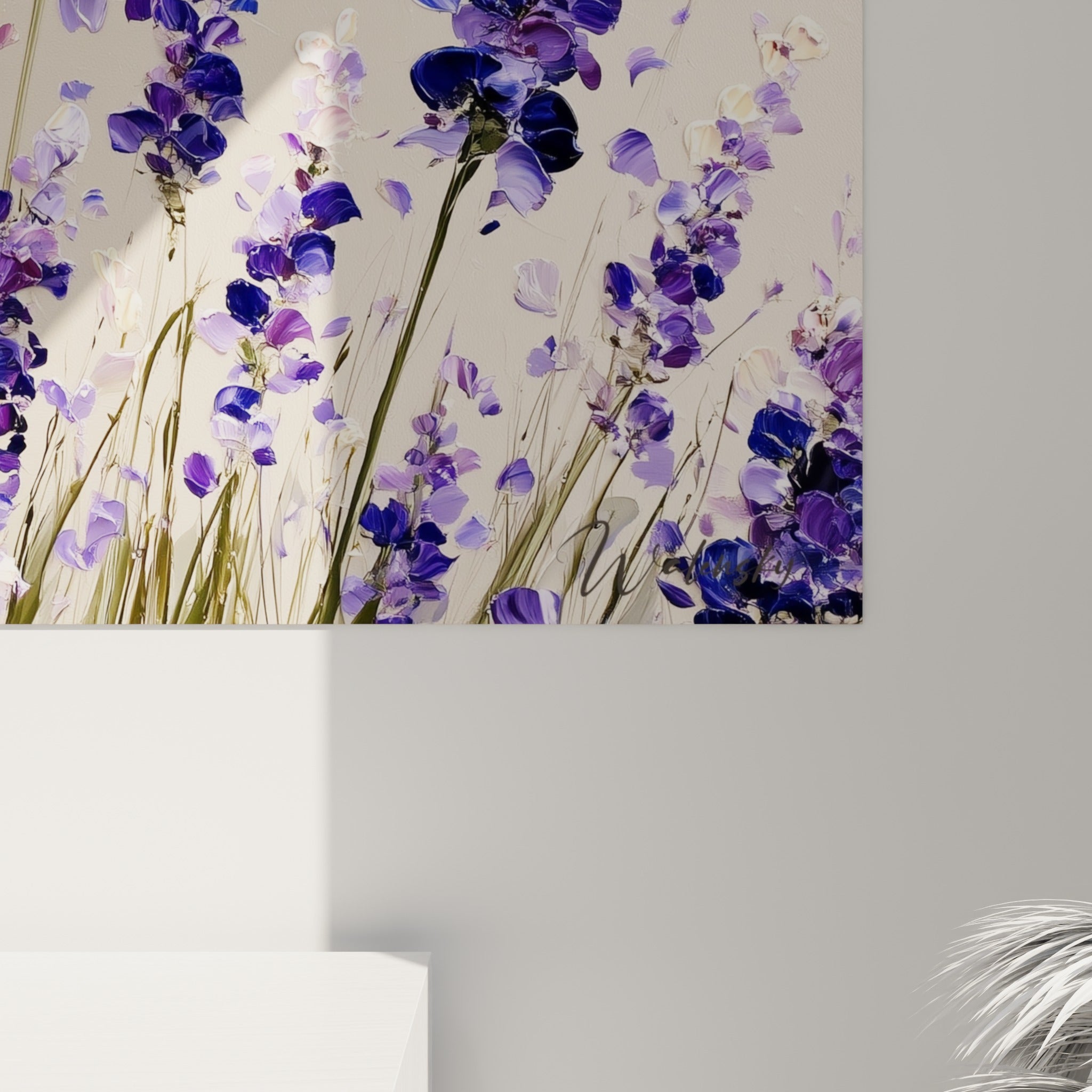 Empâtements violets et mauves des pétales de lavande, matière épaisse et grain visible du fond beige