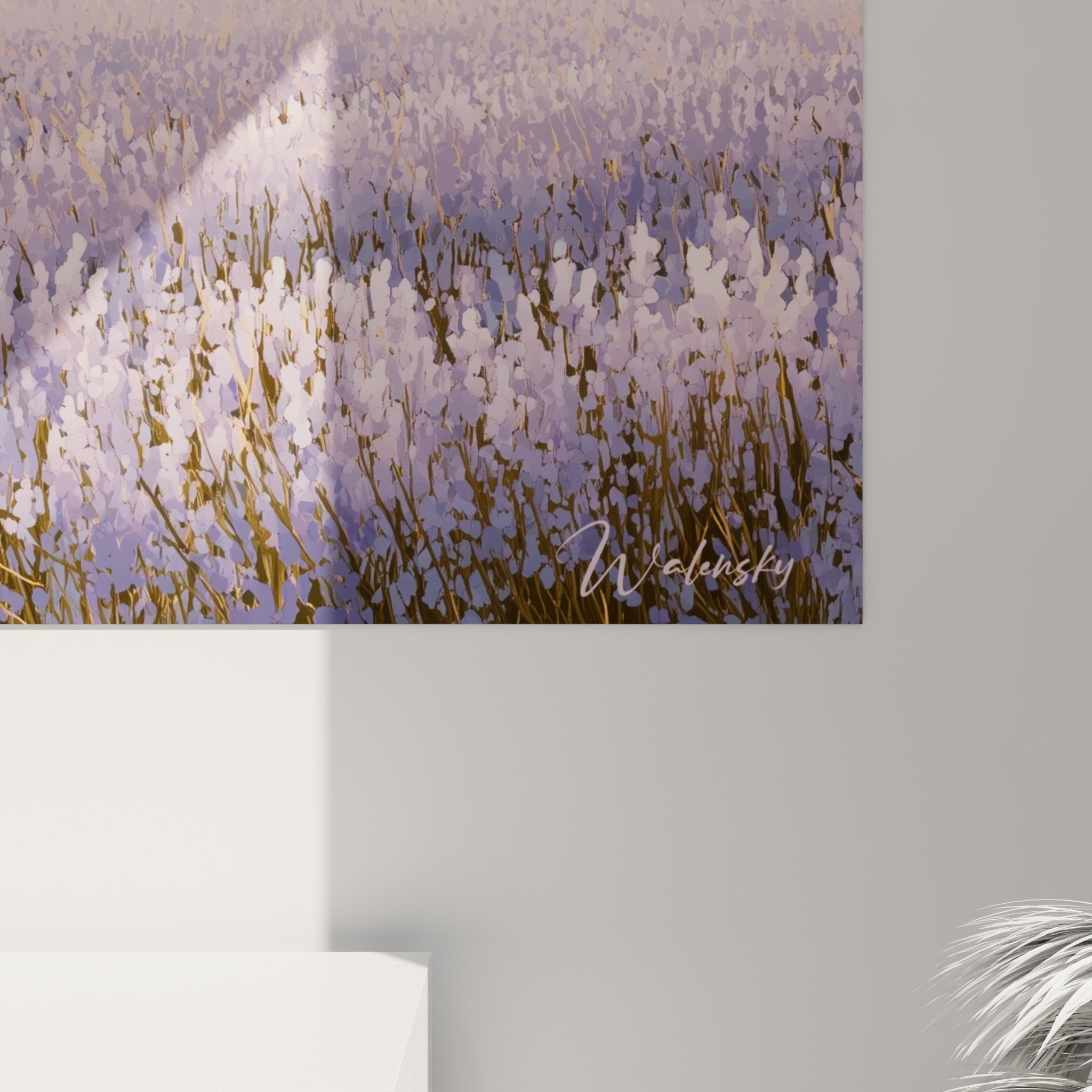 Détail rapproché des tiges anthracite et des touches lilas de la toile lavande, texture peinte visible