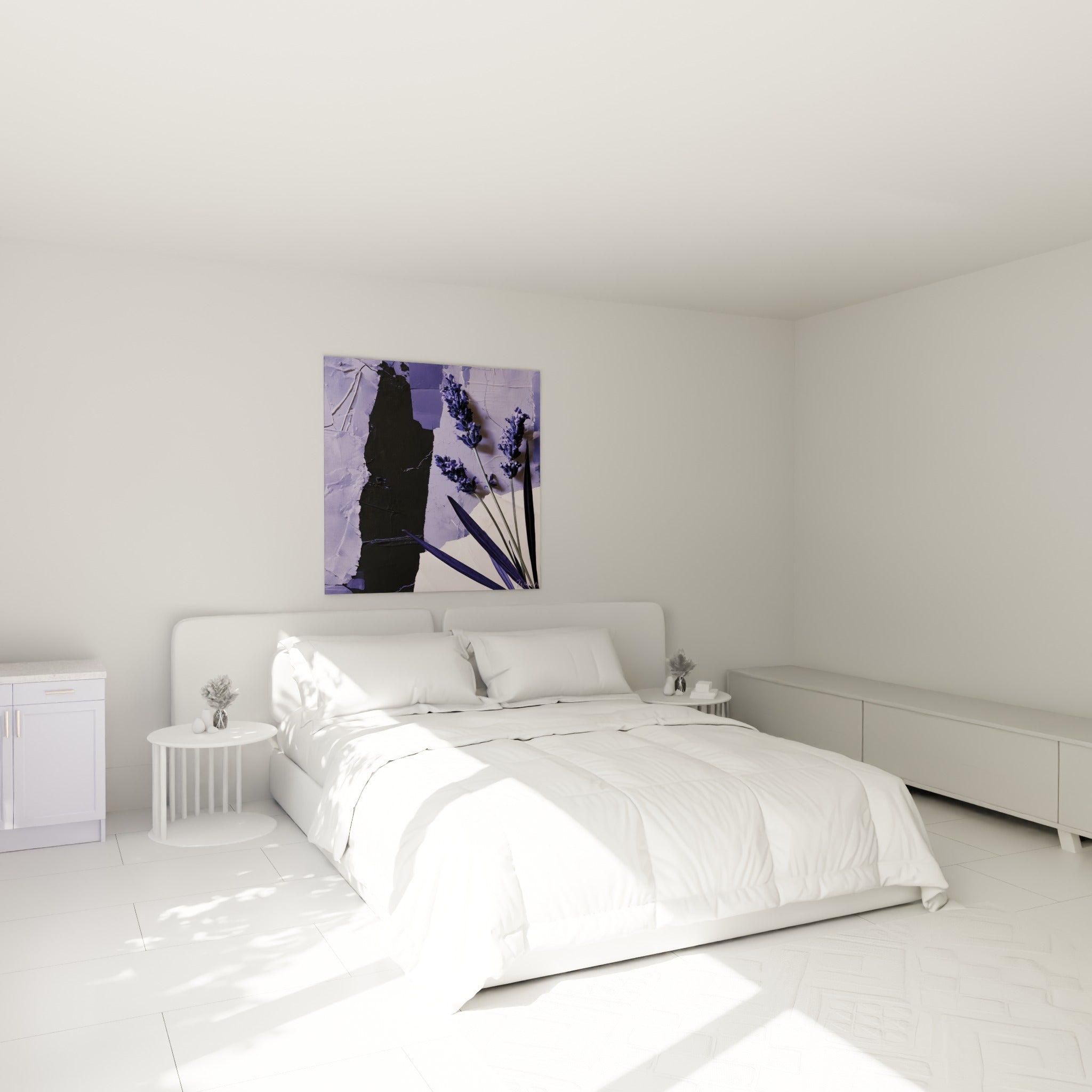 Fleurs de lavande violette et feuilles anthracite se déploient au-dessus d'un lit dans une chambre claire