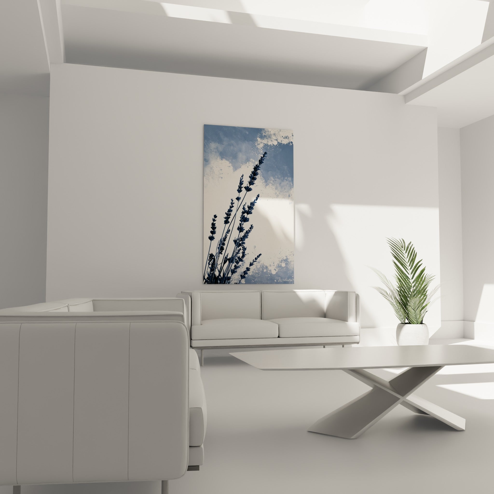 Tiges de lavande graphiques bleu marine et crème au-dessus d'un canapé dans un salon lumineux