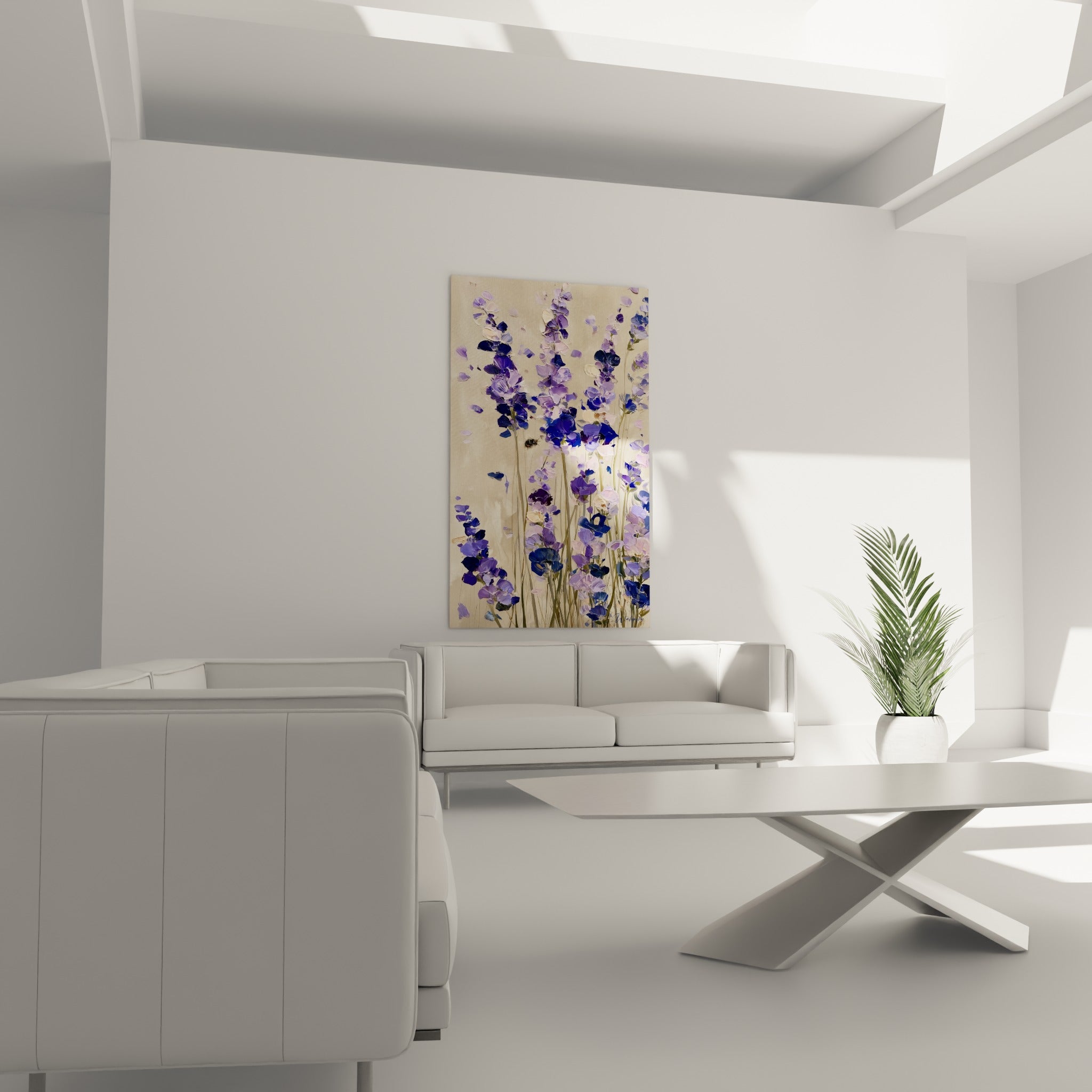 Tiges florales violettes et bleu marine à la spatule au-dessus d'un canapé dans un salon lumineux