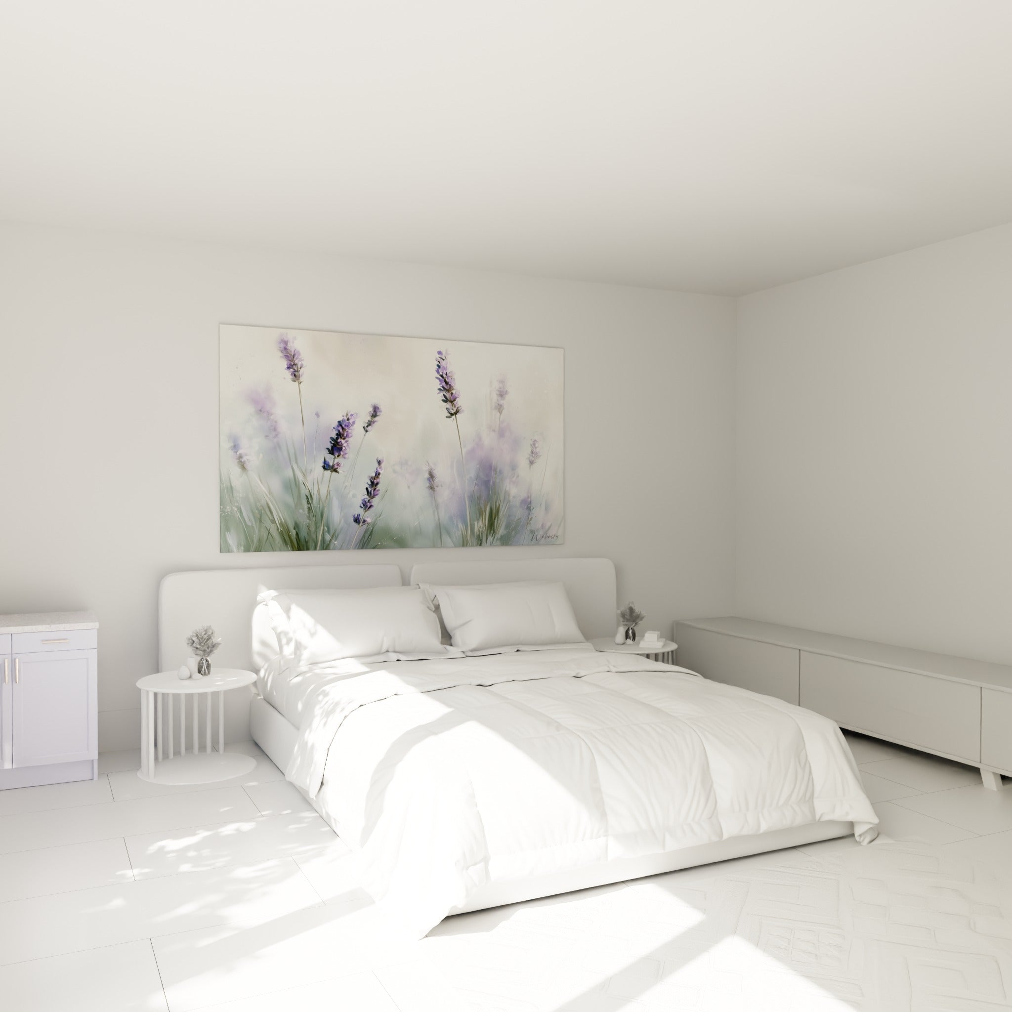Épis de lavande violette et verte flottant dans une brume douce, au-dessus d'un lit dans une chambre claire