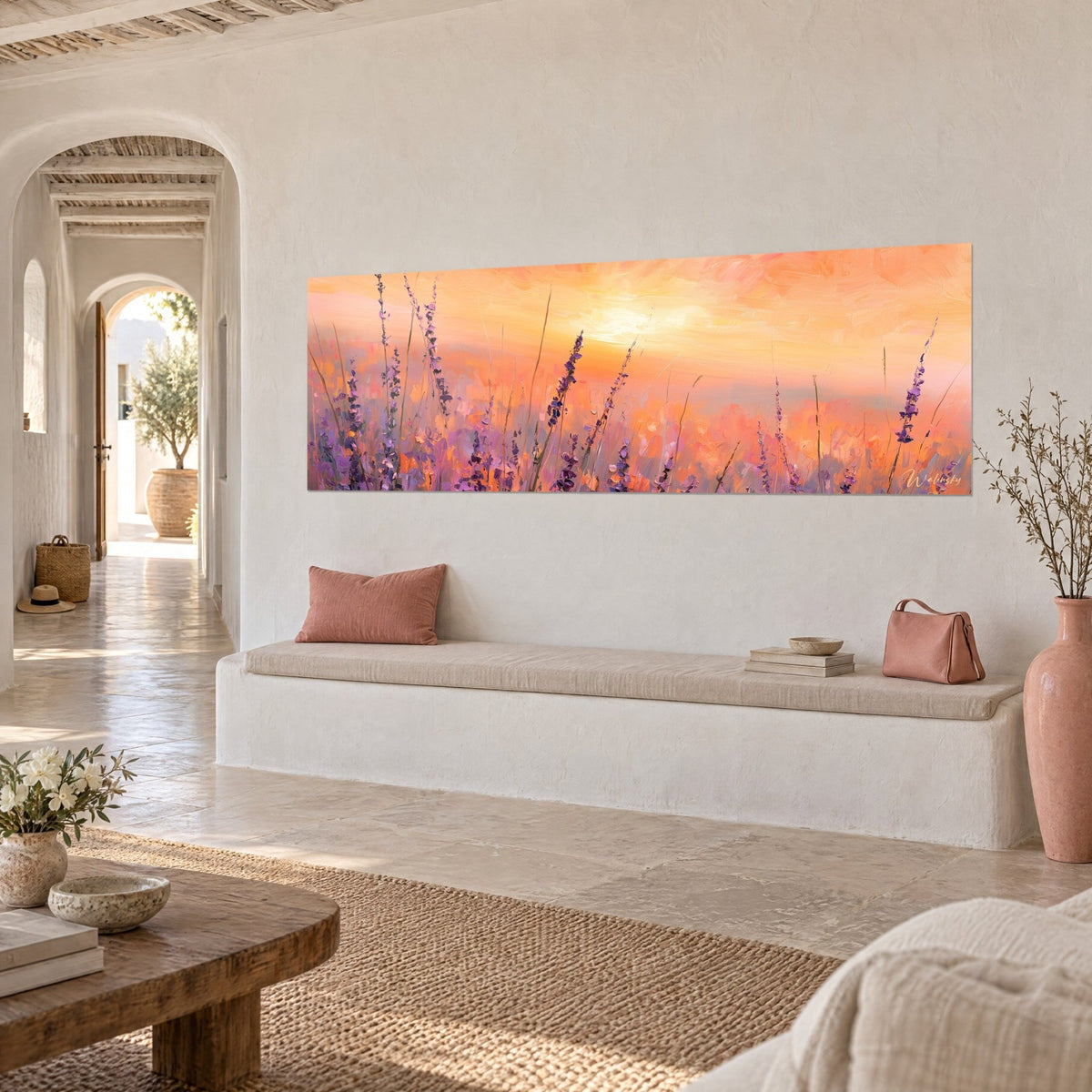 Quadro prato di lavanda al crepuscolo, alone dorato e fiori arancioni, appeso nel corridoio a volta di una casa bianca