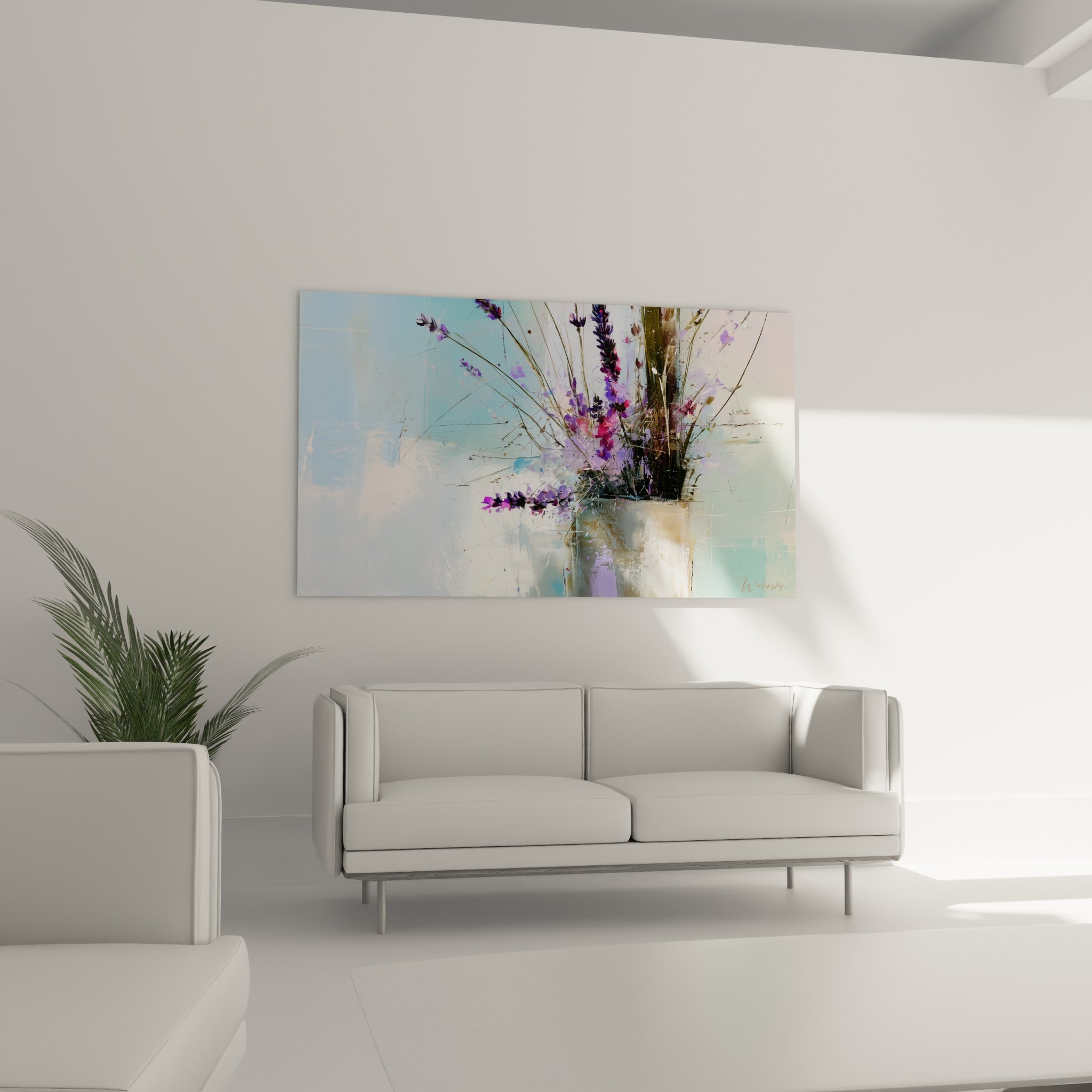 Tiges de lavande pourpre et bleu poudré jaillissant d'un vase, au-dessus d'un canapé dans un salon lumineux