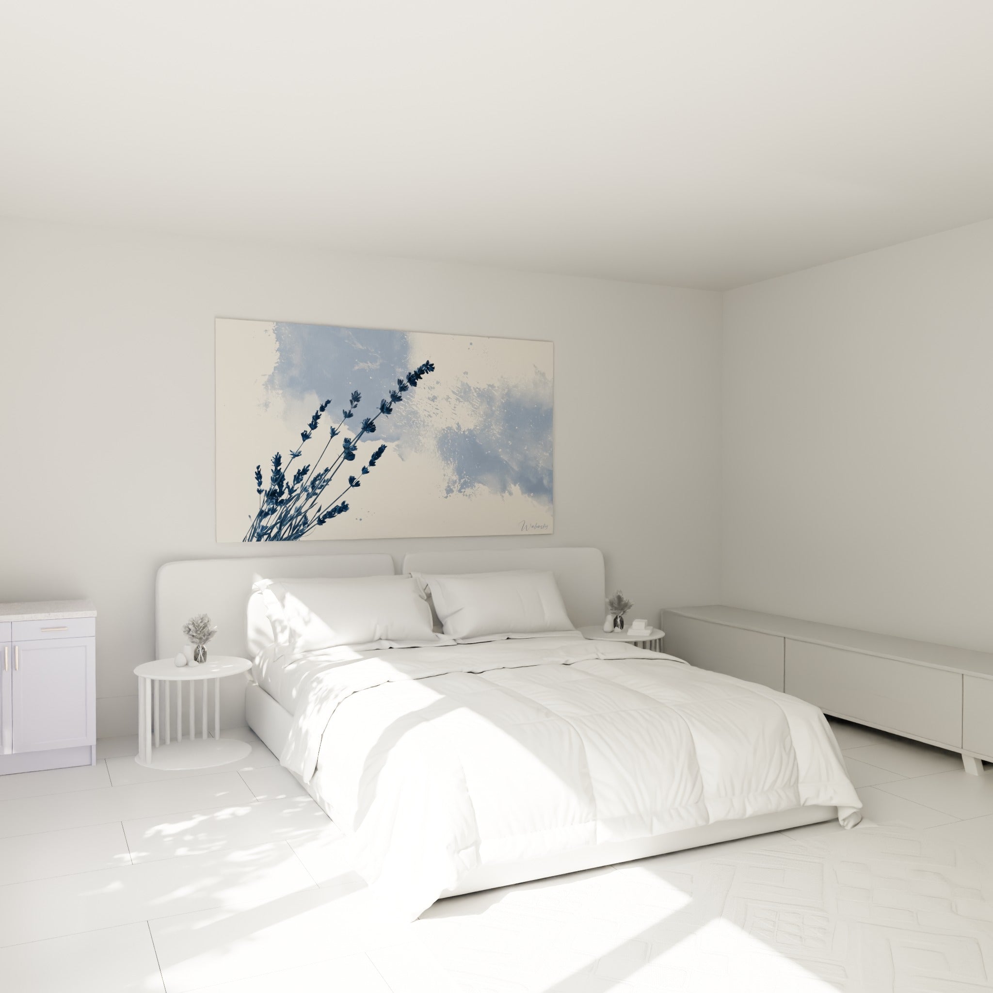 Brins de lavande bleu marine et ivoire suspendus au-dessus d'un lit dans une chambre claire