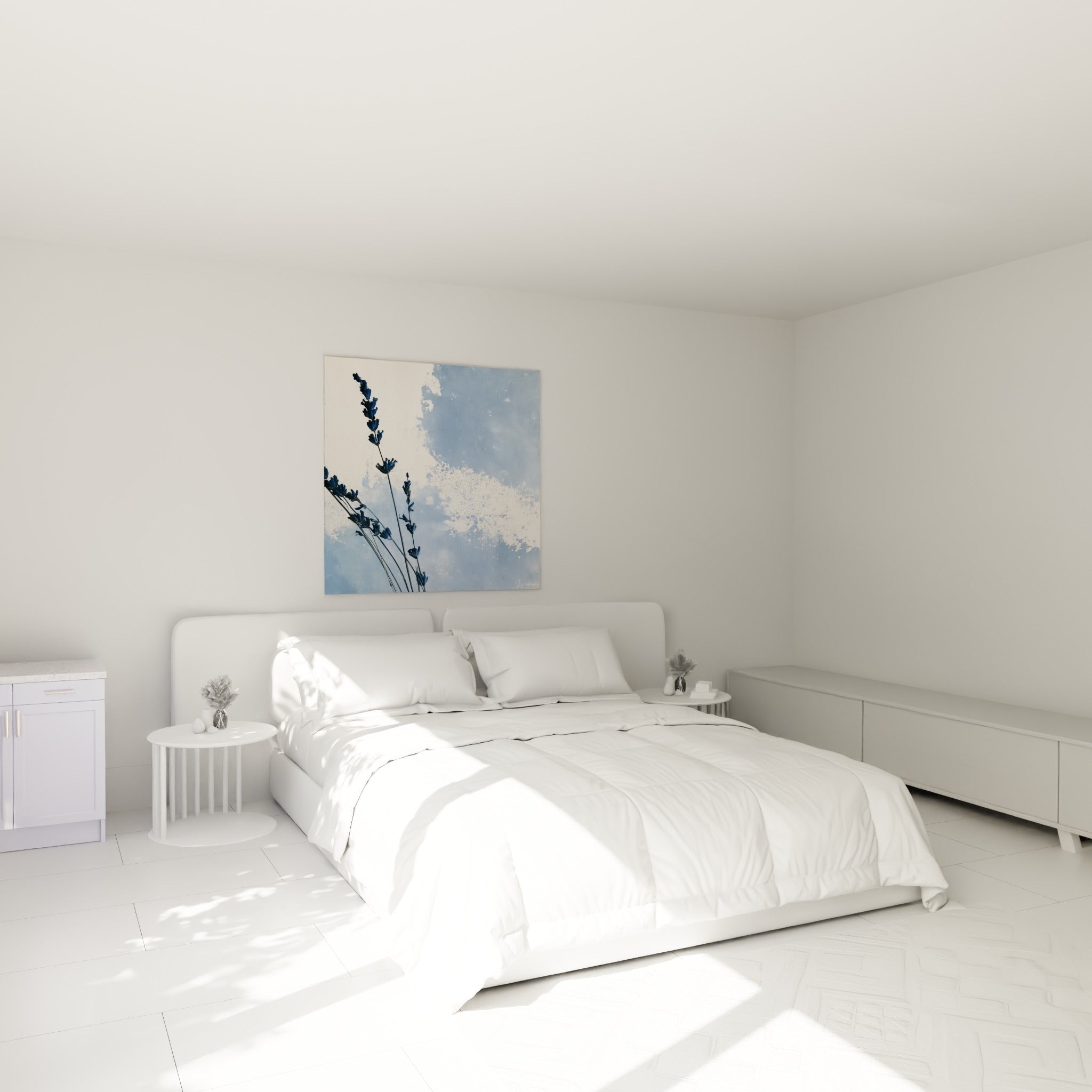 Brins de lavande bleu marine et ivoire au-dessus d'un lit dans une chambre claire