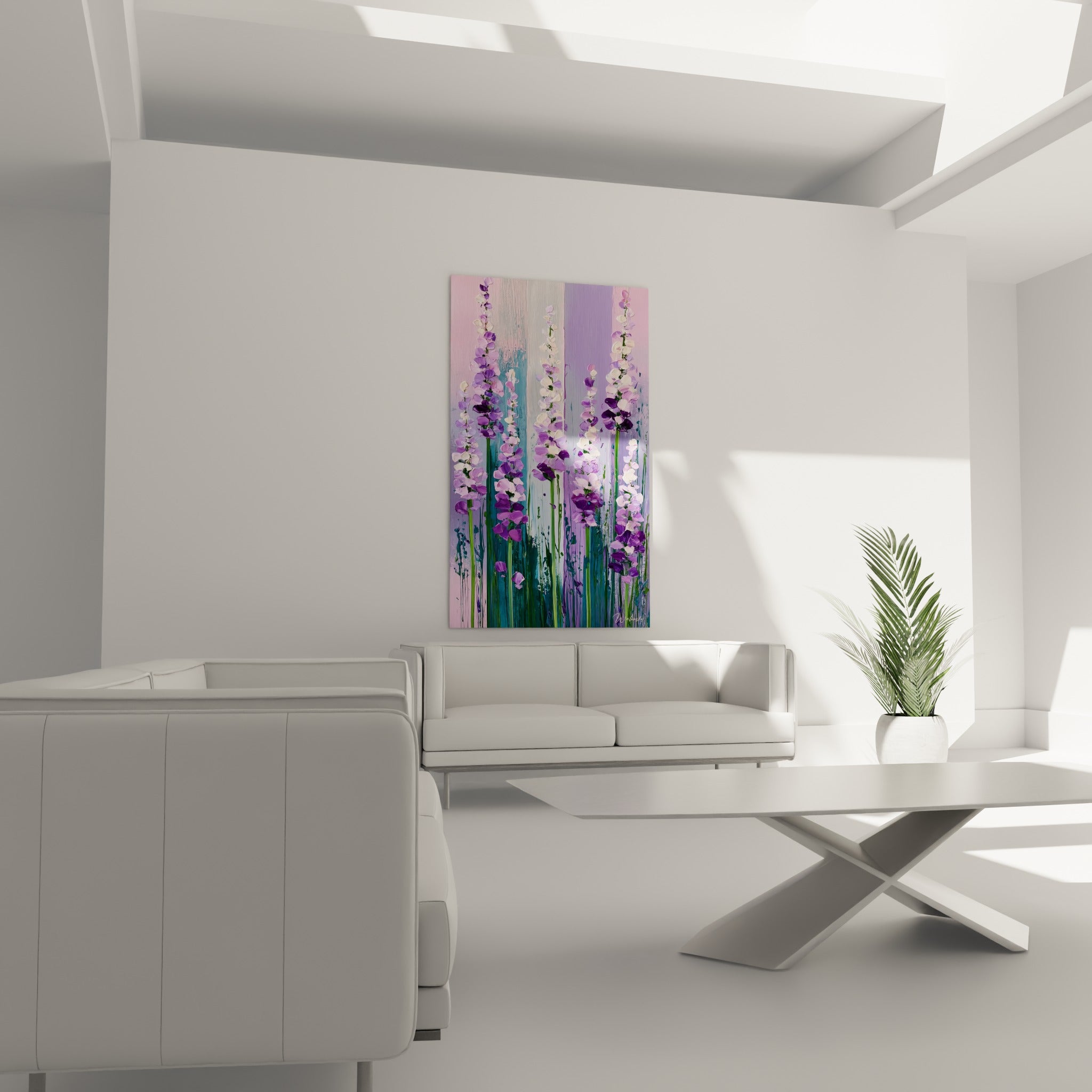 Tiges fleuries violettes et vert émeraude suspendues au-dessus d'un canapé dans un salon lumineux