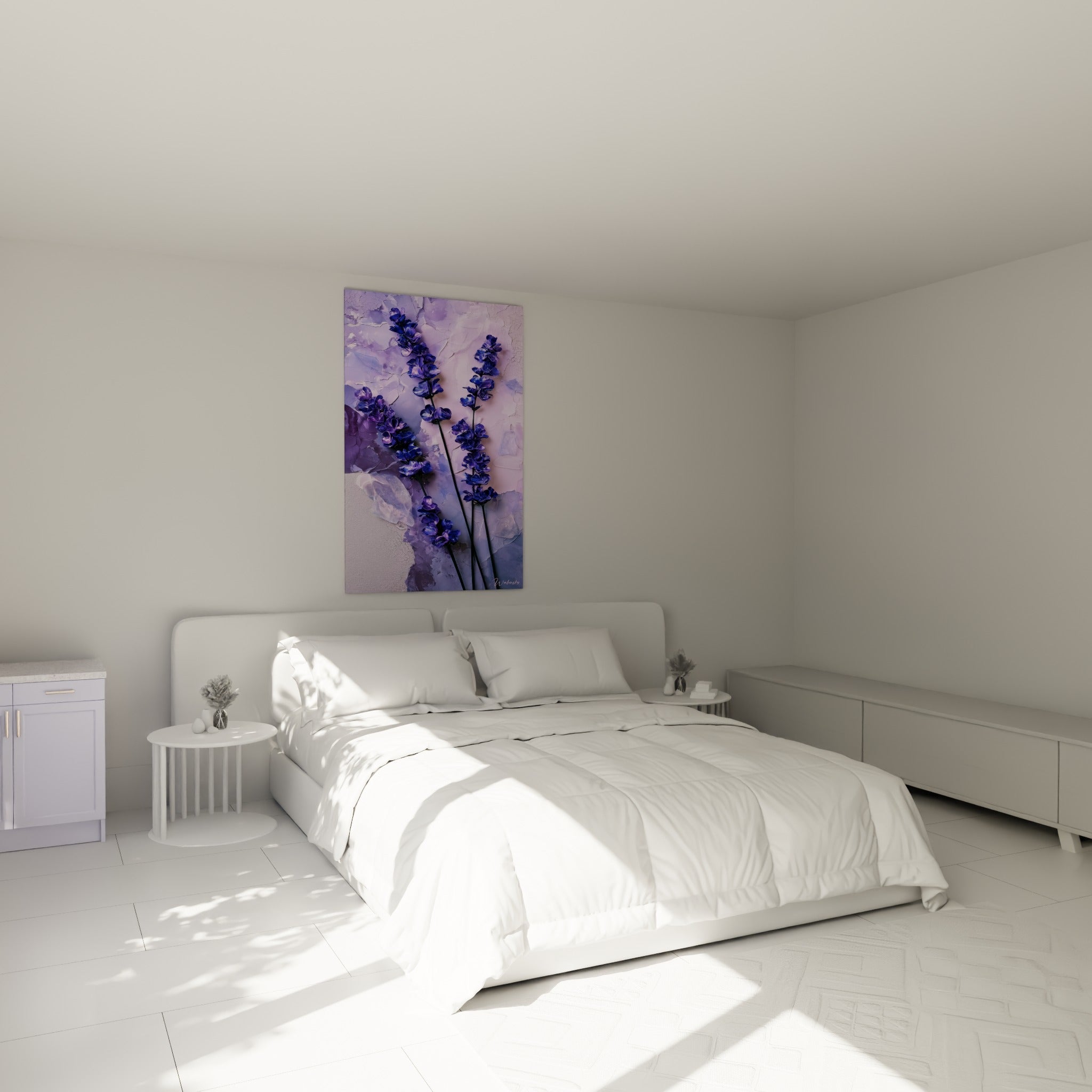 Trois tiges de lavande indigo et violet accrochées au-dessus d'un lit dans une chambre claire