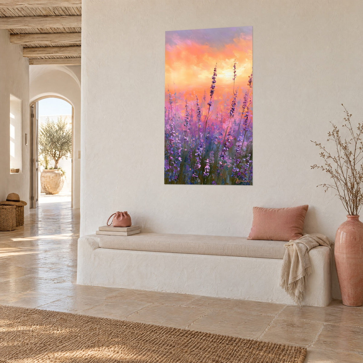 Quadro distesa di lavanda all'ora dorata, cielo albicocca e porpora, vista a tre quarti in una casa mediterranea