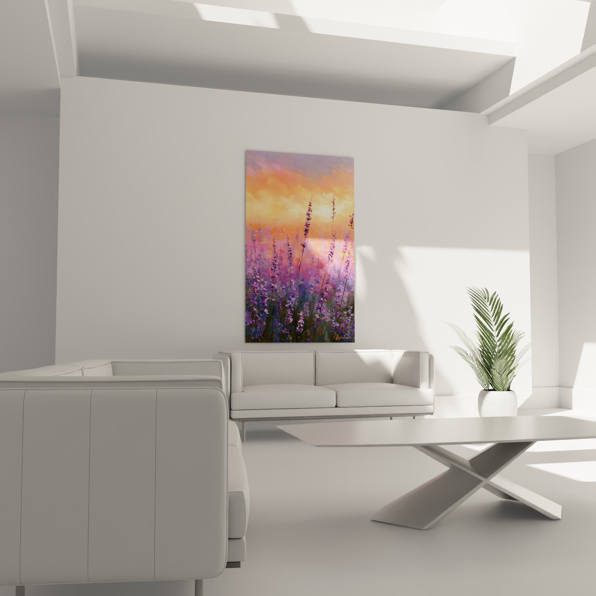 Fleurs violettes et ciel rosé se mêlant en dégradé, œuvre accrochée au-dessus d'un canapé dans un salon lumineux.