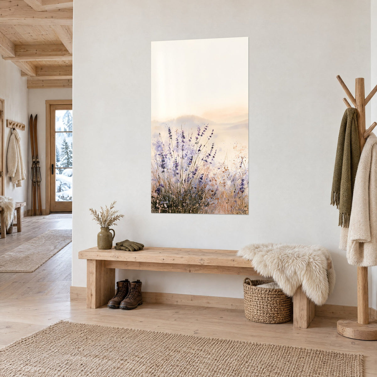 Quadro prato di campo acquerellato con steli di lavanda ed erbe beige, colline pesca, su una parete bianca d'ingresso di chalet