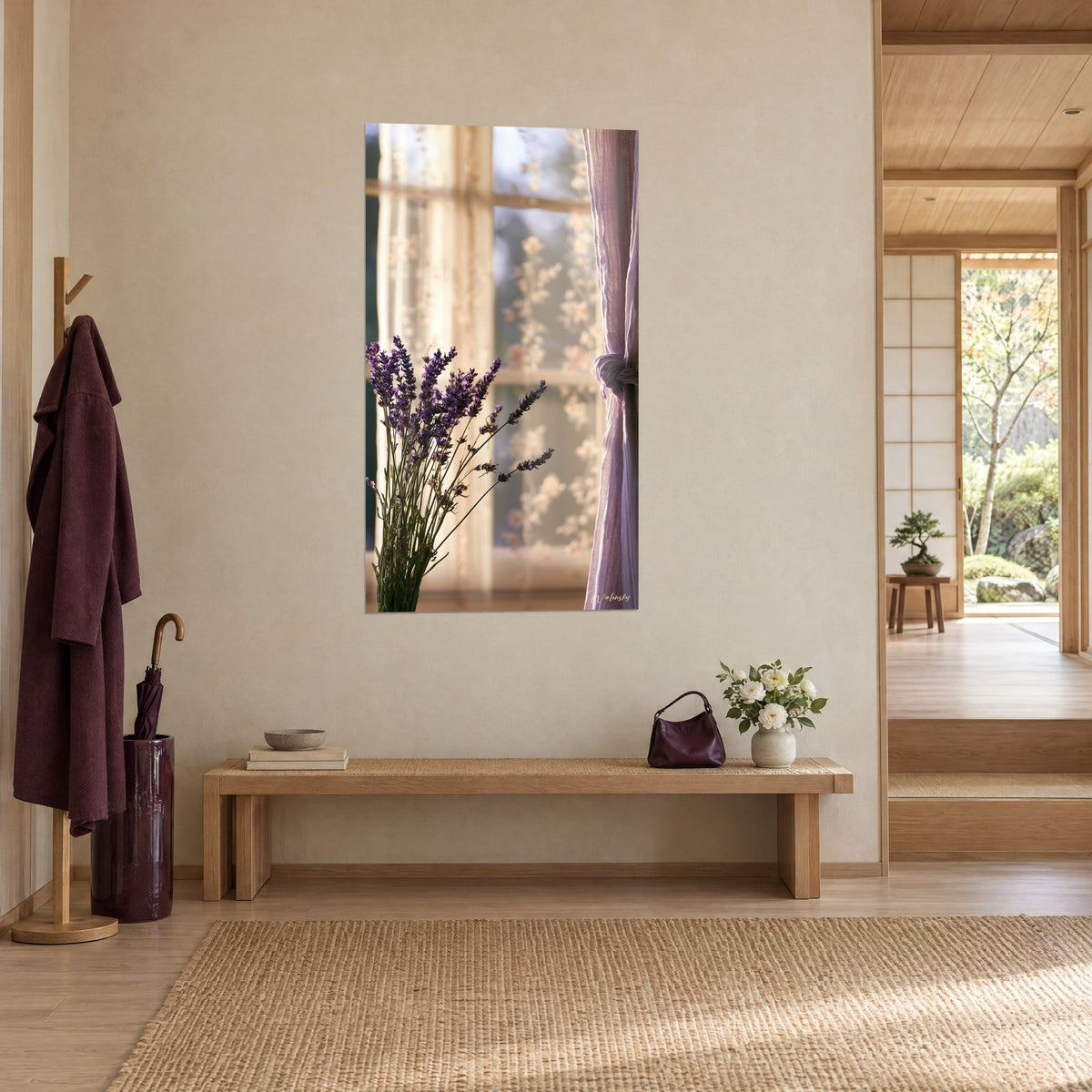 Quadro spighe di lavanda malva che fluttuano davanti a una tenda di voile floreale rosa pallido e luce di miele, panca in legno chiaro, vista di tre quarti