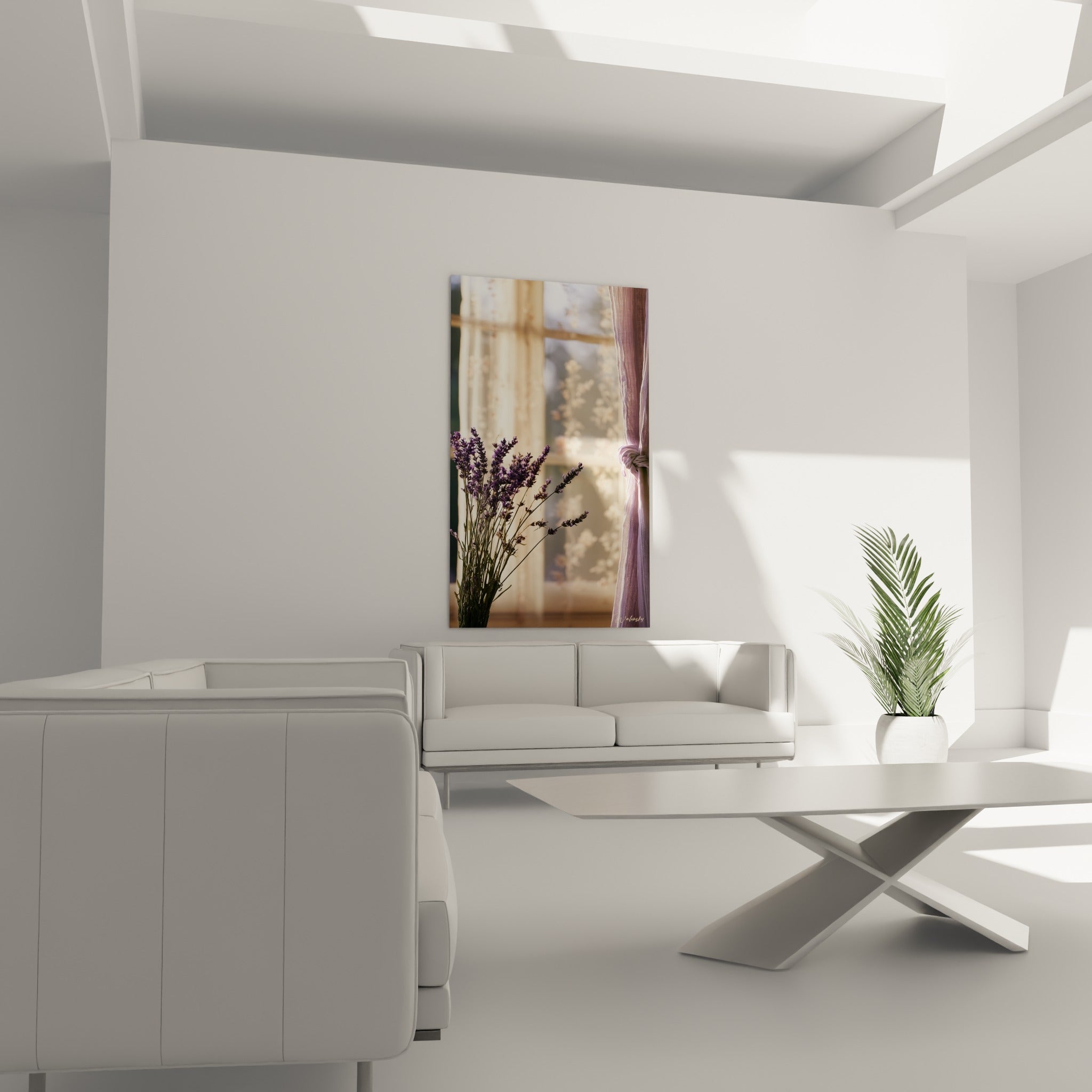 Fleurs de lavande mauve devant tissu beige au-dessus d'un canapé dans un salon lumineux