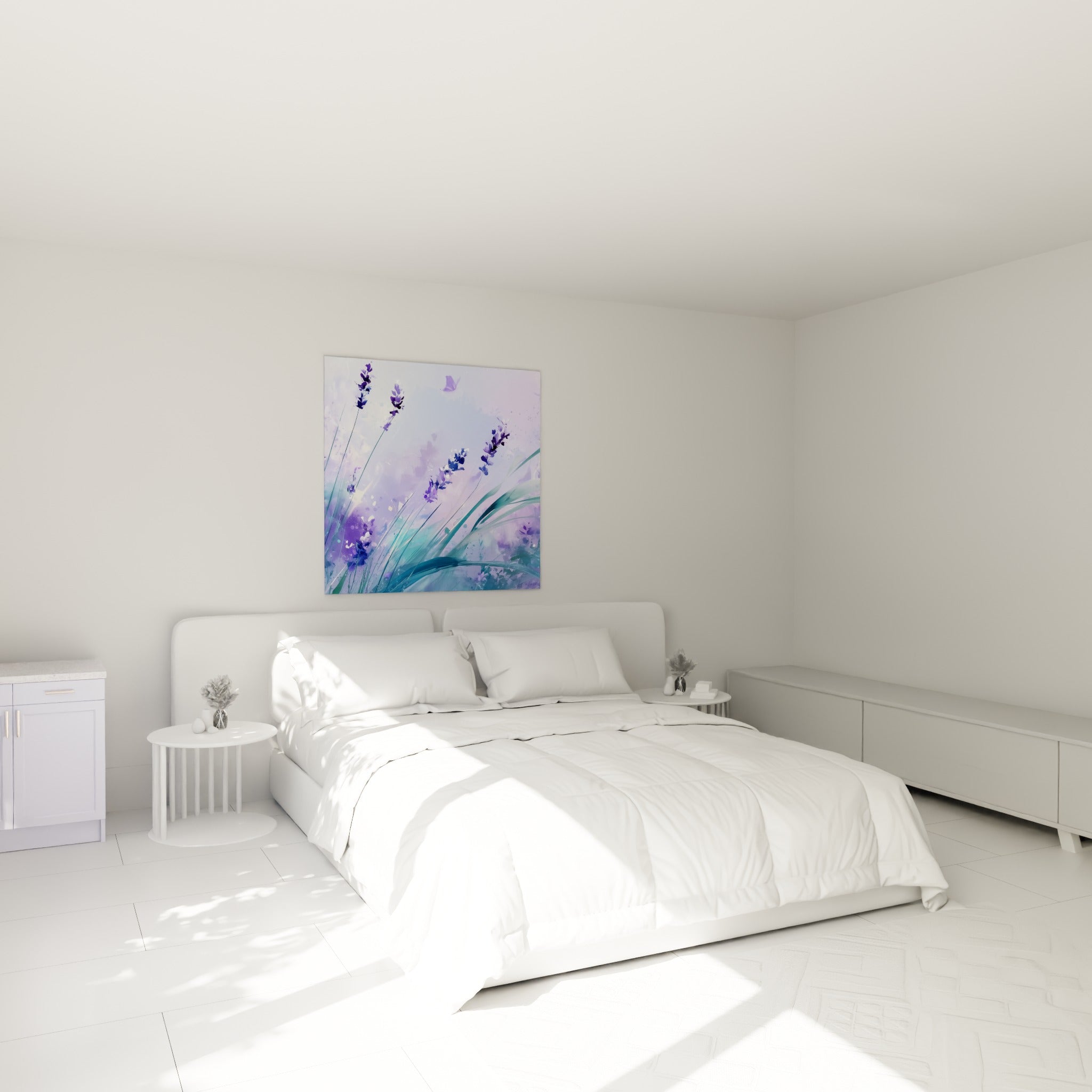 Épis de lavande violette et herbes turquoise au-dessus d'un lit dans une chambre claire
