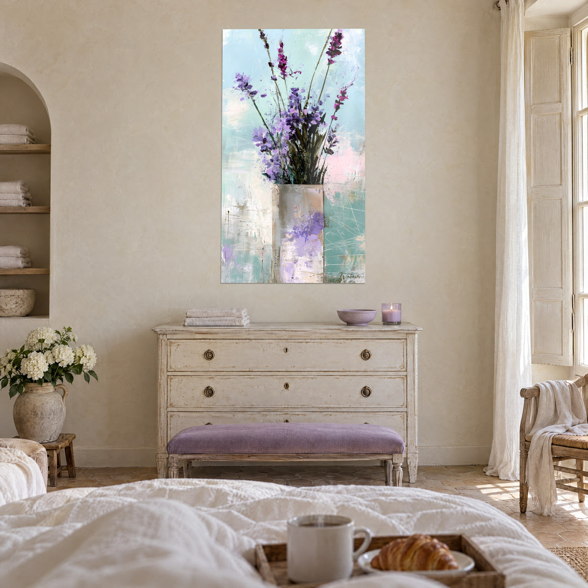 Quadro bouquet di lavanda malva e magenta in un vaso rettangolare grigio-beige, sfondo turchese, appeso sopra un letto in una camera luminosa
