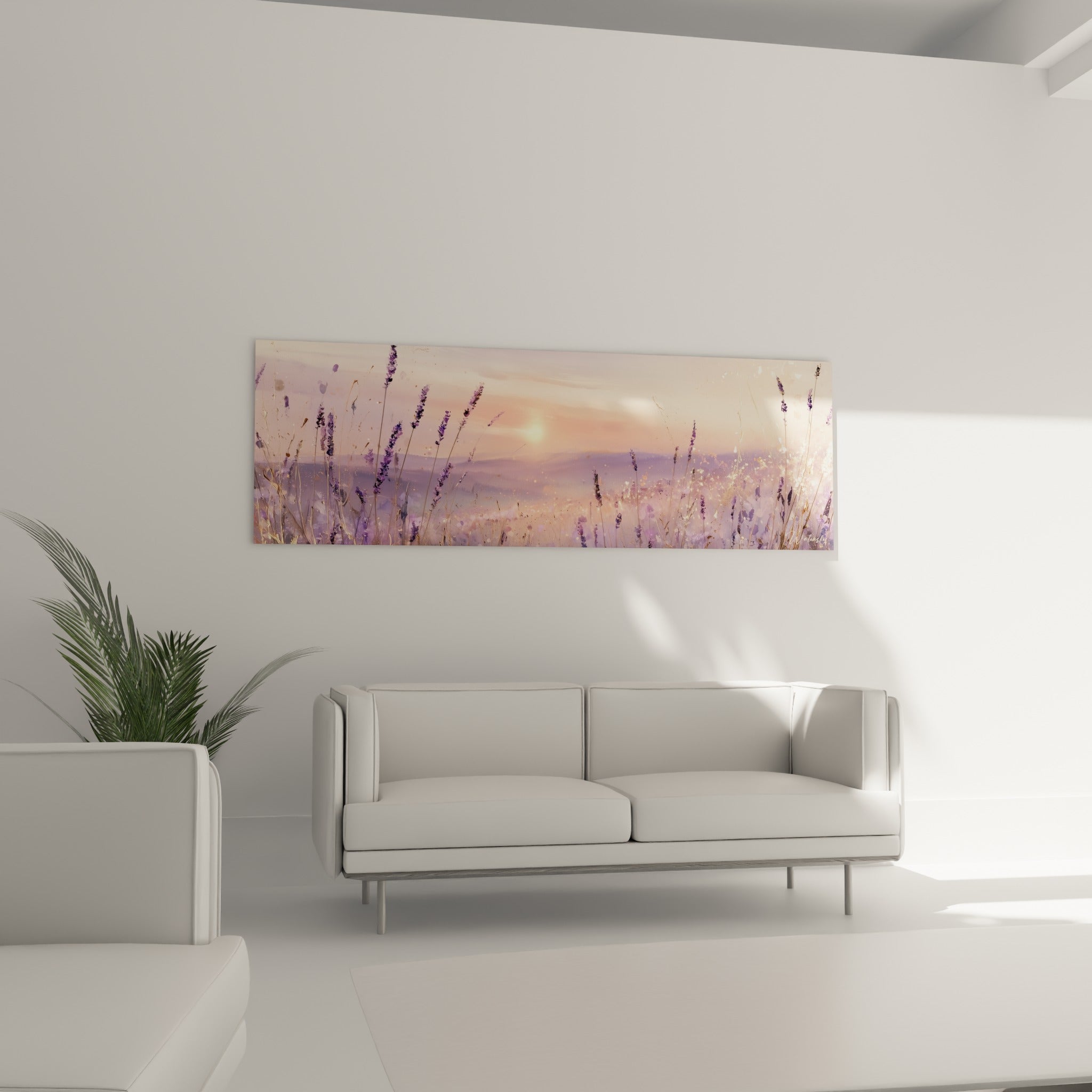 Épis de lavande violets sous ciel orangé, suspendus au-dessus d'un canapé dans un salon lumineux