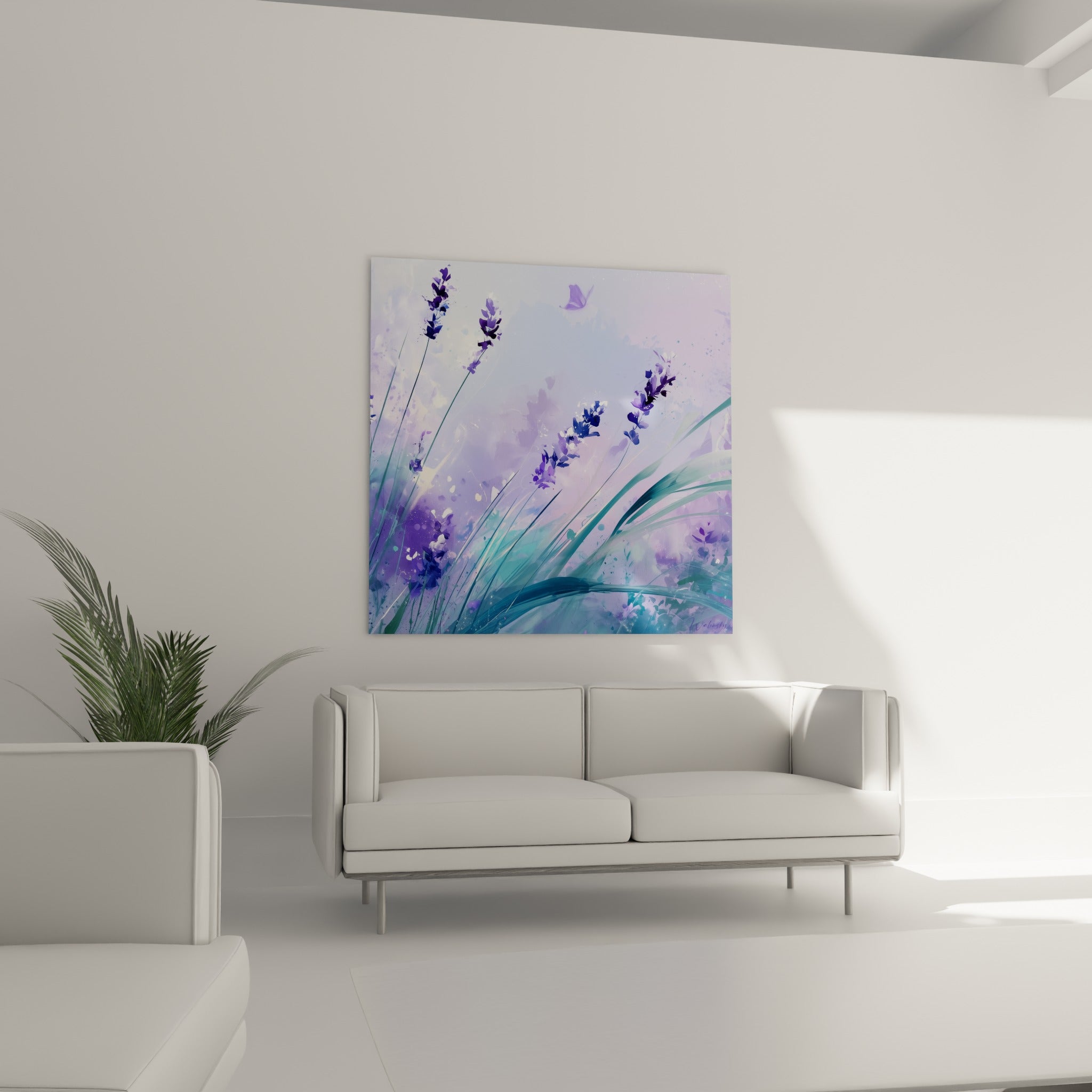 Papillon violet survolant des tiges de lavande au-dessus d'un canapé dans un salon lumineux