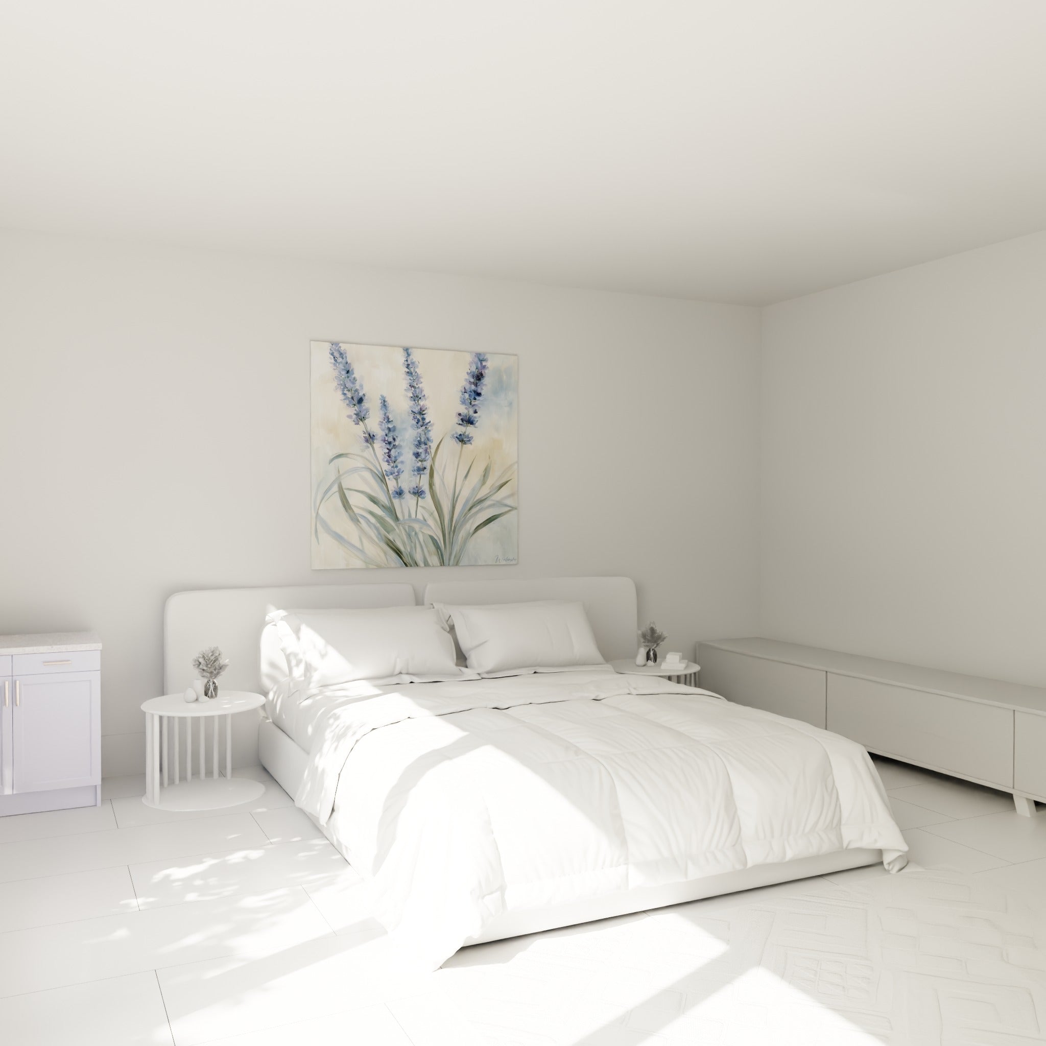 Épis de lavande violette et bleutée au-dessus d'un lit dans une chambre claire