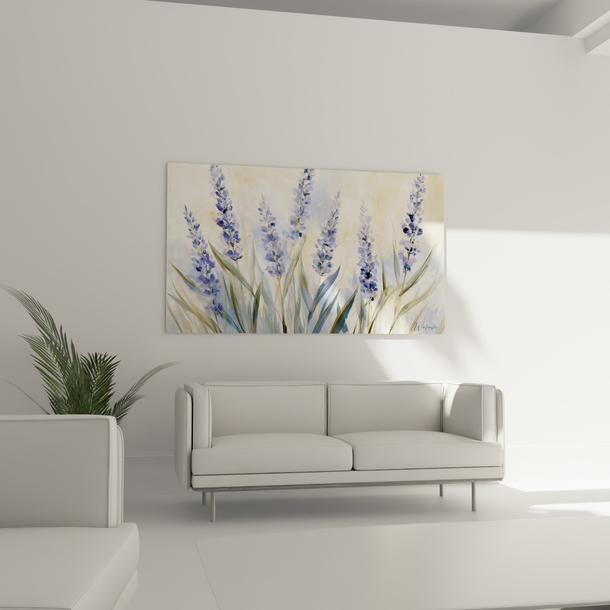 Fleurs de lavande mauve et feuilles vert sauge disposées au-dessus d'un canapé dans un salon lumineux