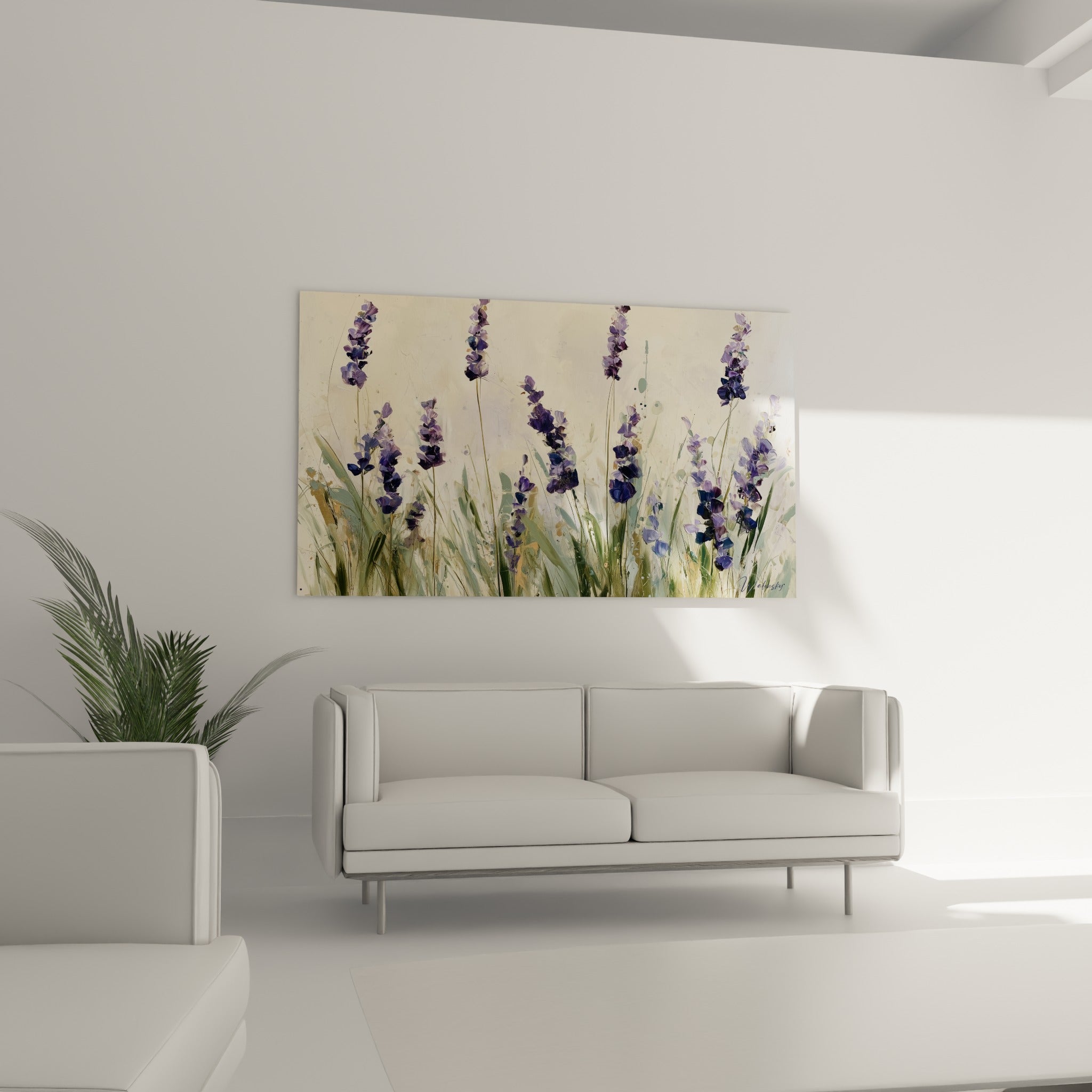 Fleurs de lavande violet profond et vert tendre au-dessus d'un canapé dans un salon lumineux