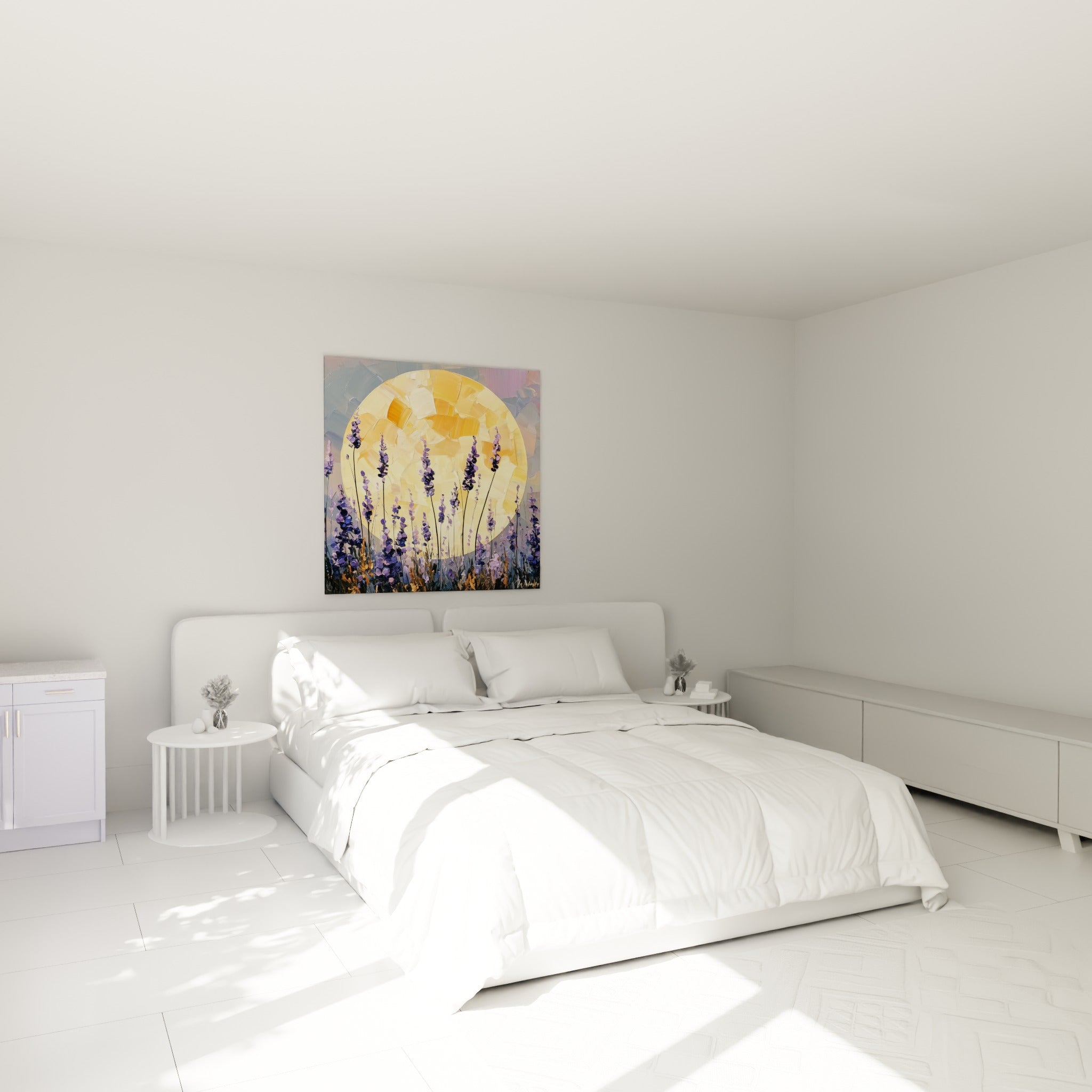 Épis de lavande pourpre devant un disque solaire ocre, au-dessus d'un lit dans une chambre claire