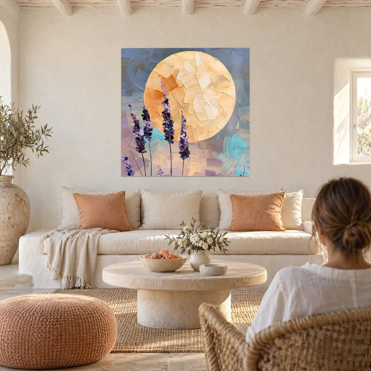 Cuadro luna dorada en empaste grueso y espigas de lavanda violeta sobre fondo gris azulado, encima de un sofá en un salón luminoso
