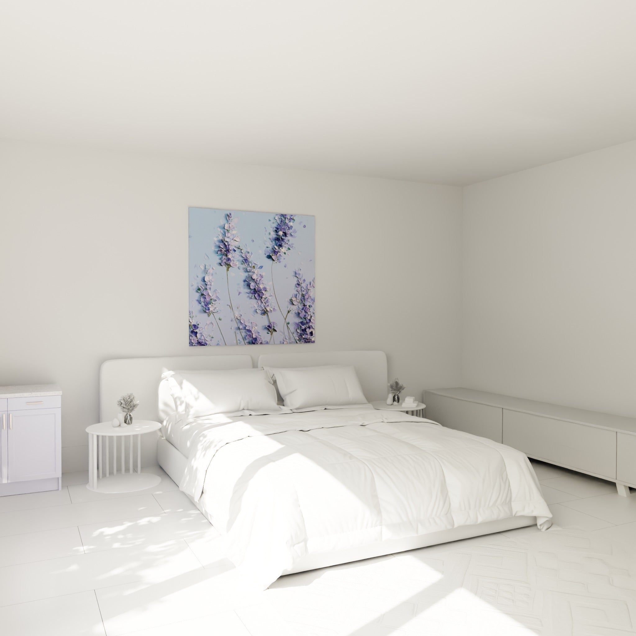 Lavande violette et bleu ciel accrochée au-dessus d'un lit dans une chambre claire