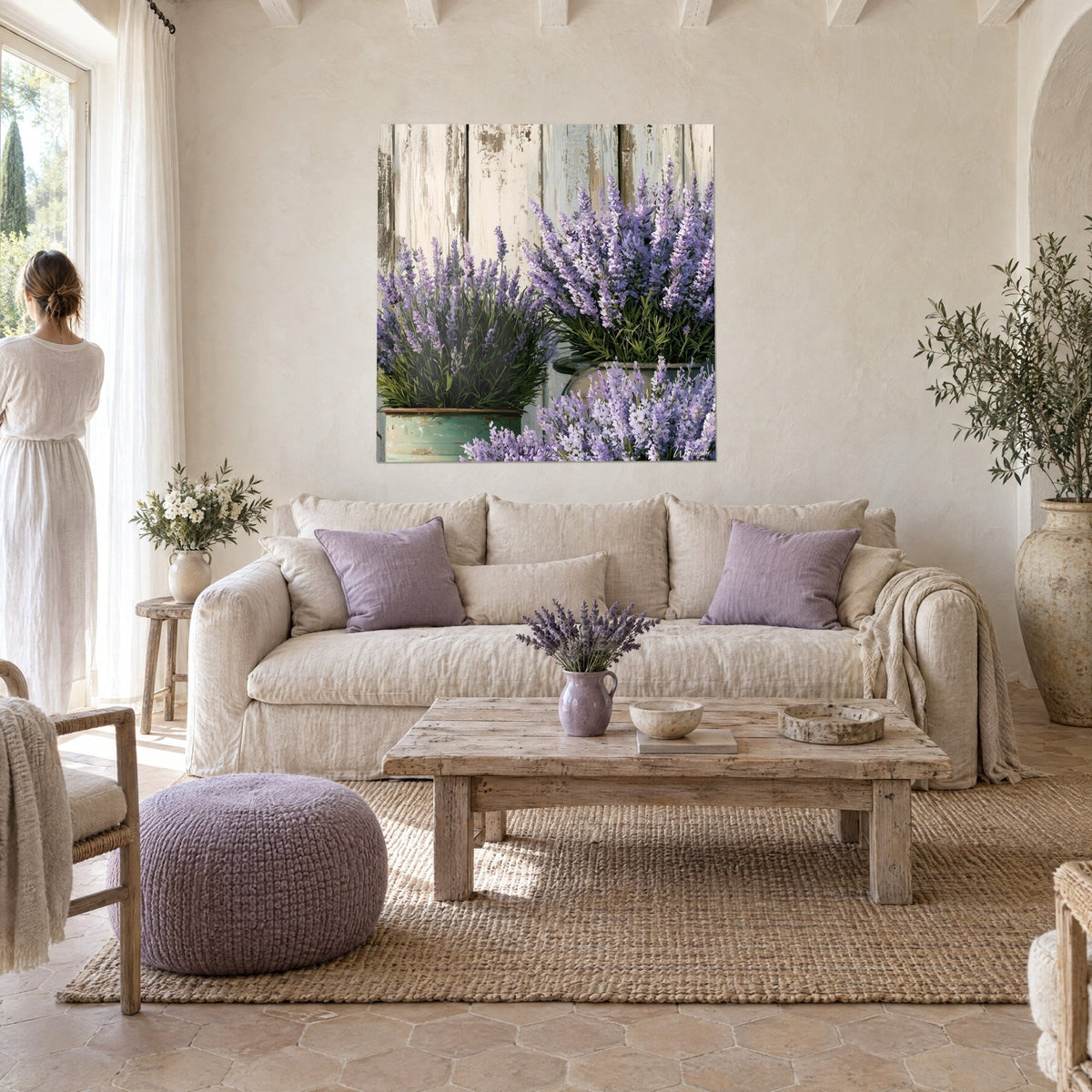 Gemälde mit violetten Lavendelbüscheln in verrosteten Töpfen, abblätternde weiße Holzbretter, über einem Sofa in einem hellen Wohnzimmer