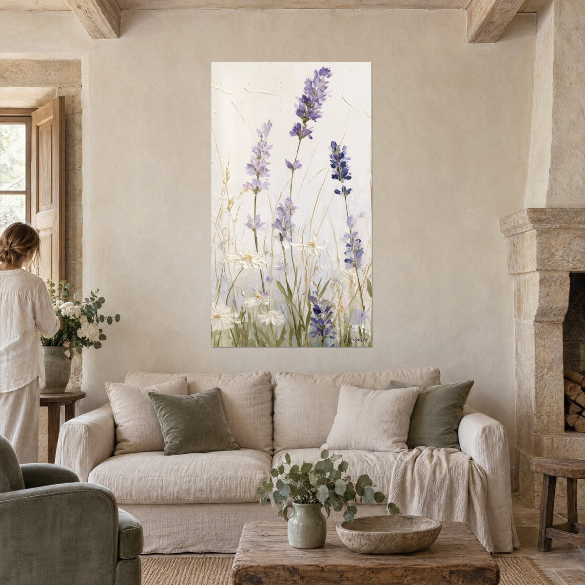 Quadro spighe di lavanda viola e margherite bianche in pittura spessa, sfondo avorio screpolato, sopra un divano in un soggiorno luminoso