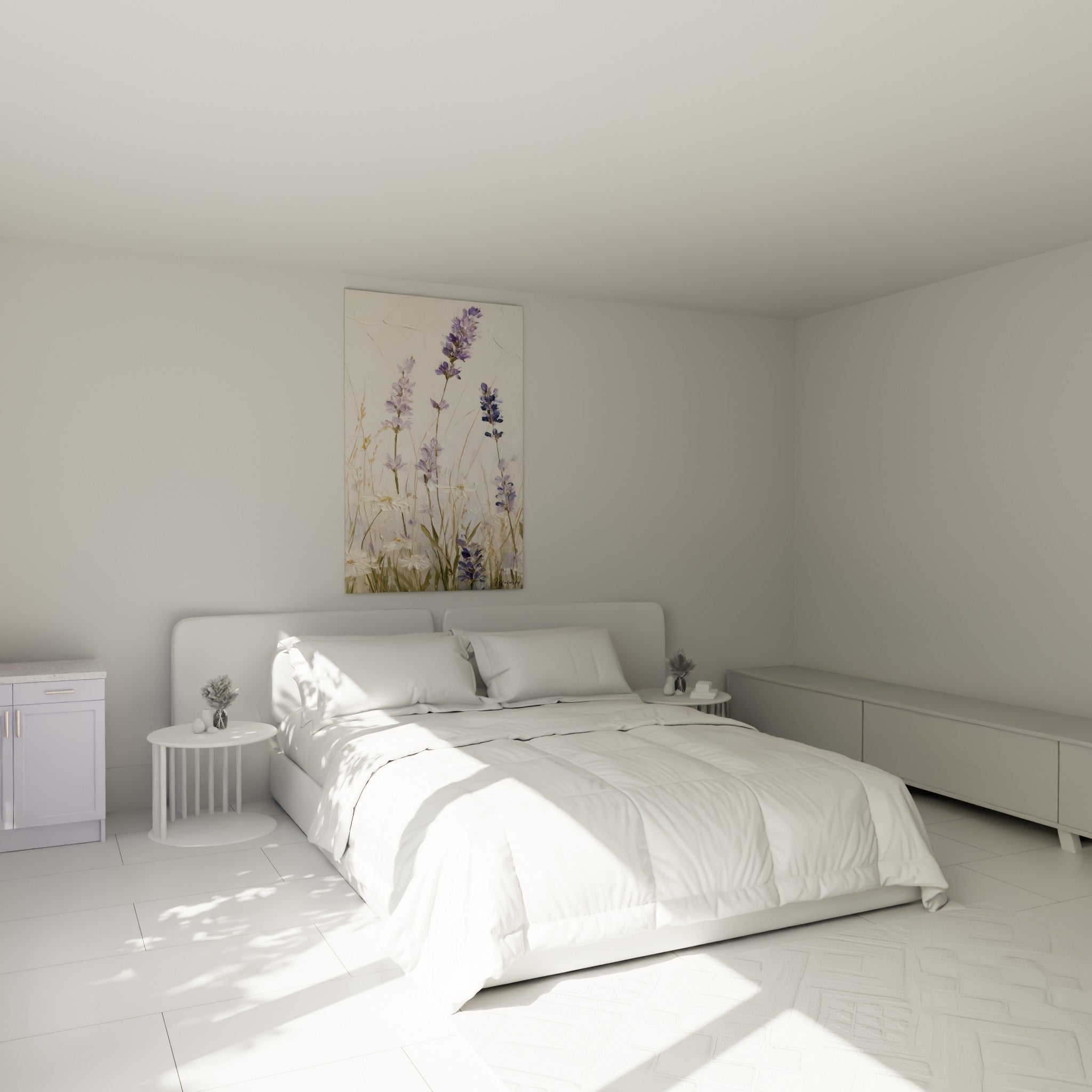 Épis de lavande violette et fleurs blanches accrochés au-dessus d'un lit dans une chambre claire