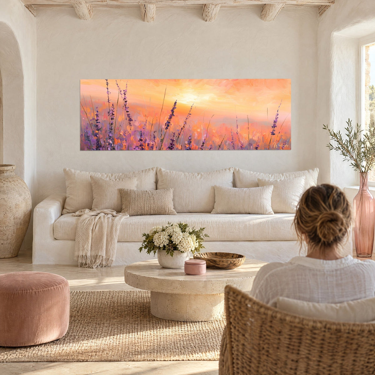 Quadro campo di lavanda sotto un cielo color albicocca, spighe viola ed erbe sottili, sopra un divano in un soggiorno luminoso