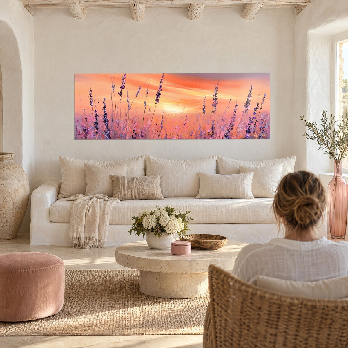 Quadro panoramica di spighe di lavanda viola su cielo arancio, sole basso rosa pallido, sopra un divano in un soggiorno luminoso