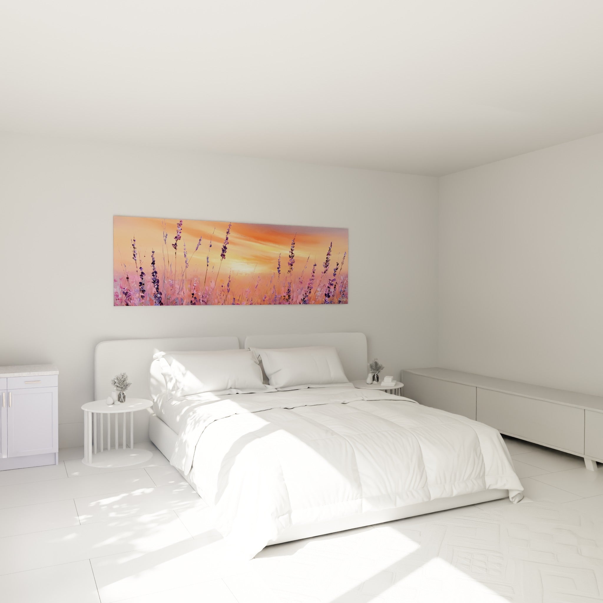 Champ de lavande mauve et ciel rosé peints accrochés au-dessus d'un lit dans une chambre claire