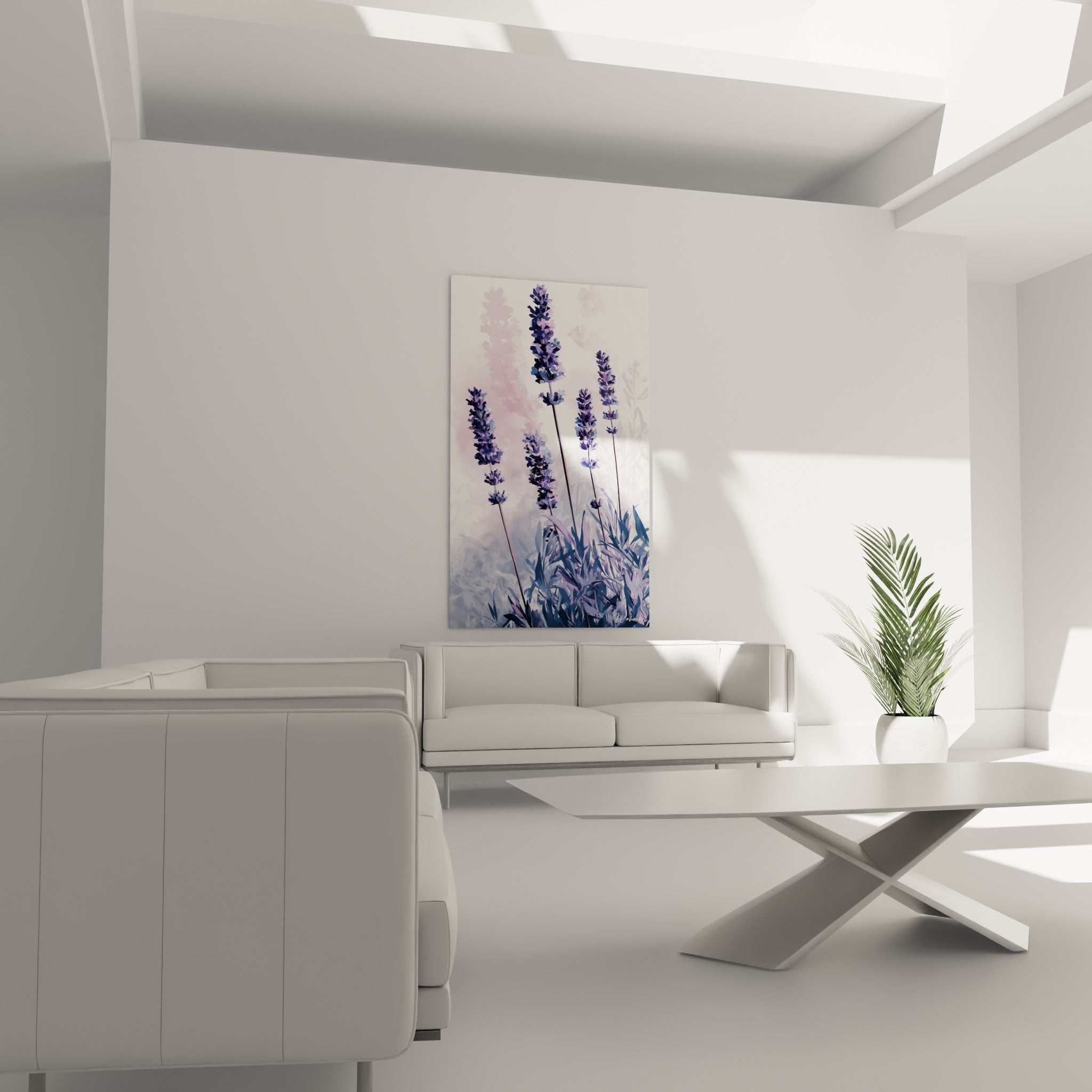 Épis de lavande violets et feuillage bleuté au-dessus d'un canapé dans un salon lumineux