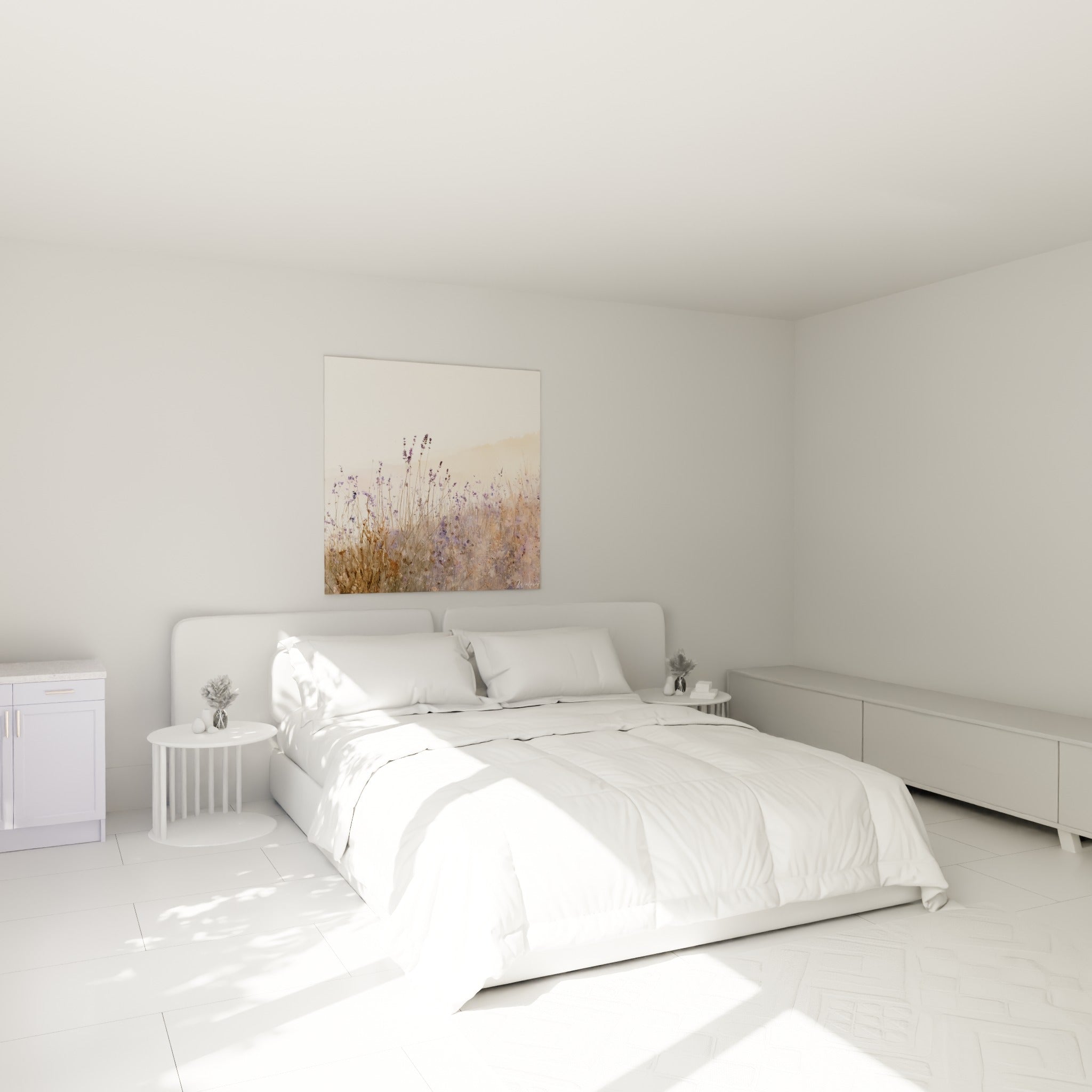 Fleurs de lavande violettes et herbes dorées accrochées au-dessus d'un lit dans une chambre claire