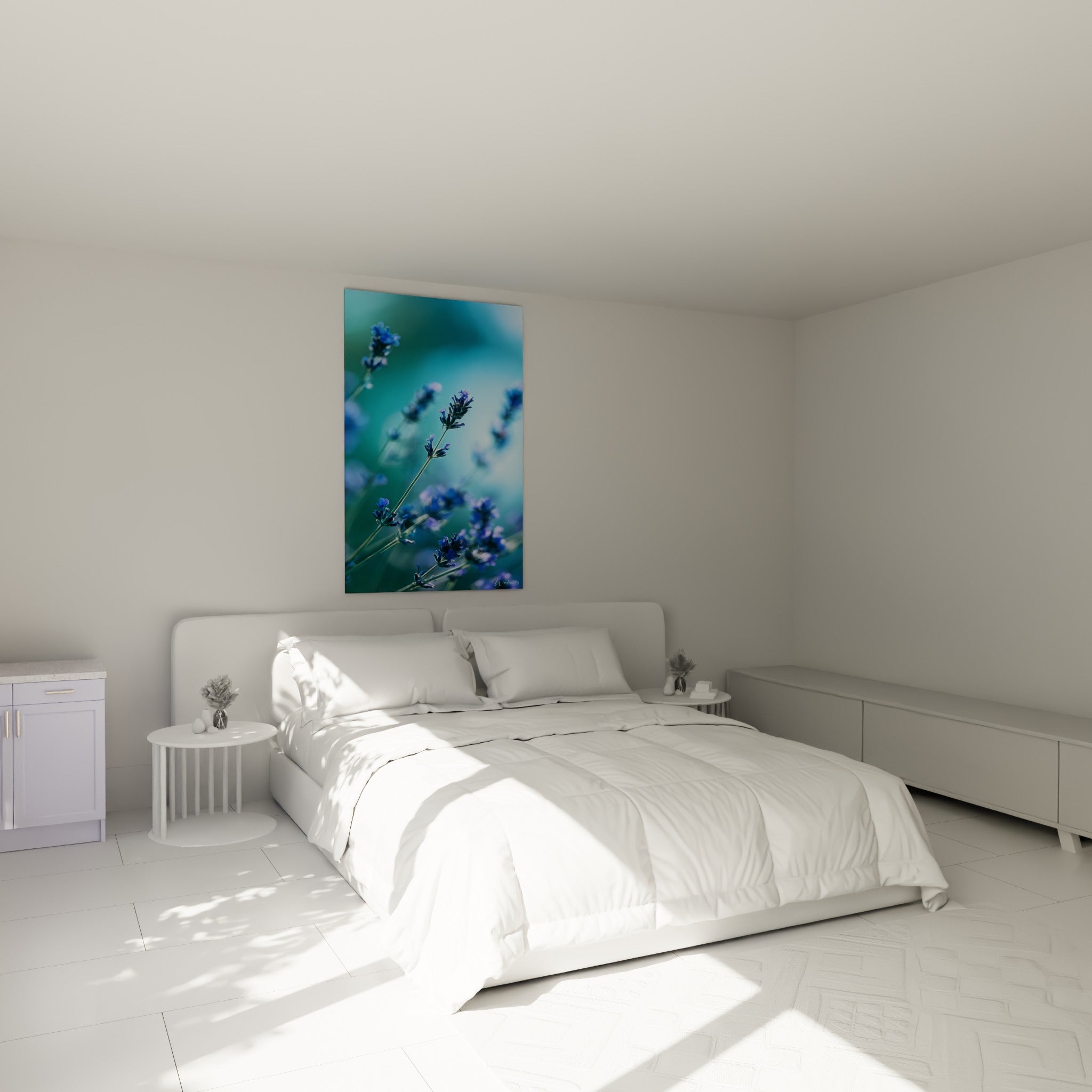 Lavande bleu turquoise et violet illuminant un mur, accrochée au-dessus d'un lit dans une chambre claire