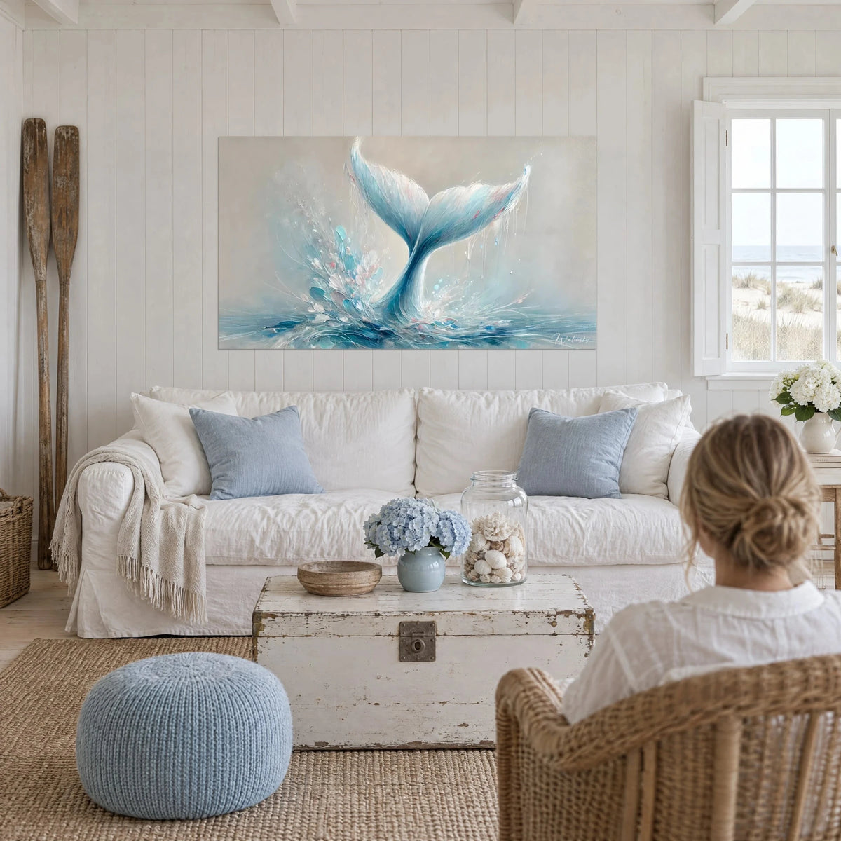 Quadro coda di balena blu ghiacciaio che emerge dalle onde, spruzzi rosa pallido, sopra un divano in un soggiorno luminoso