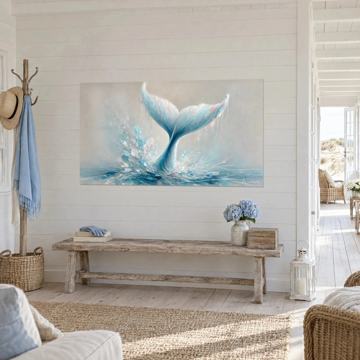 Quadro balena in immersione, pinna caudale azzurra e bianco perlato, spruzzi turchesi su sfondo grigio beige, parete in perlinato bianco