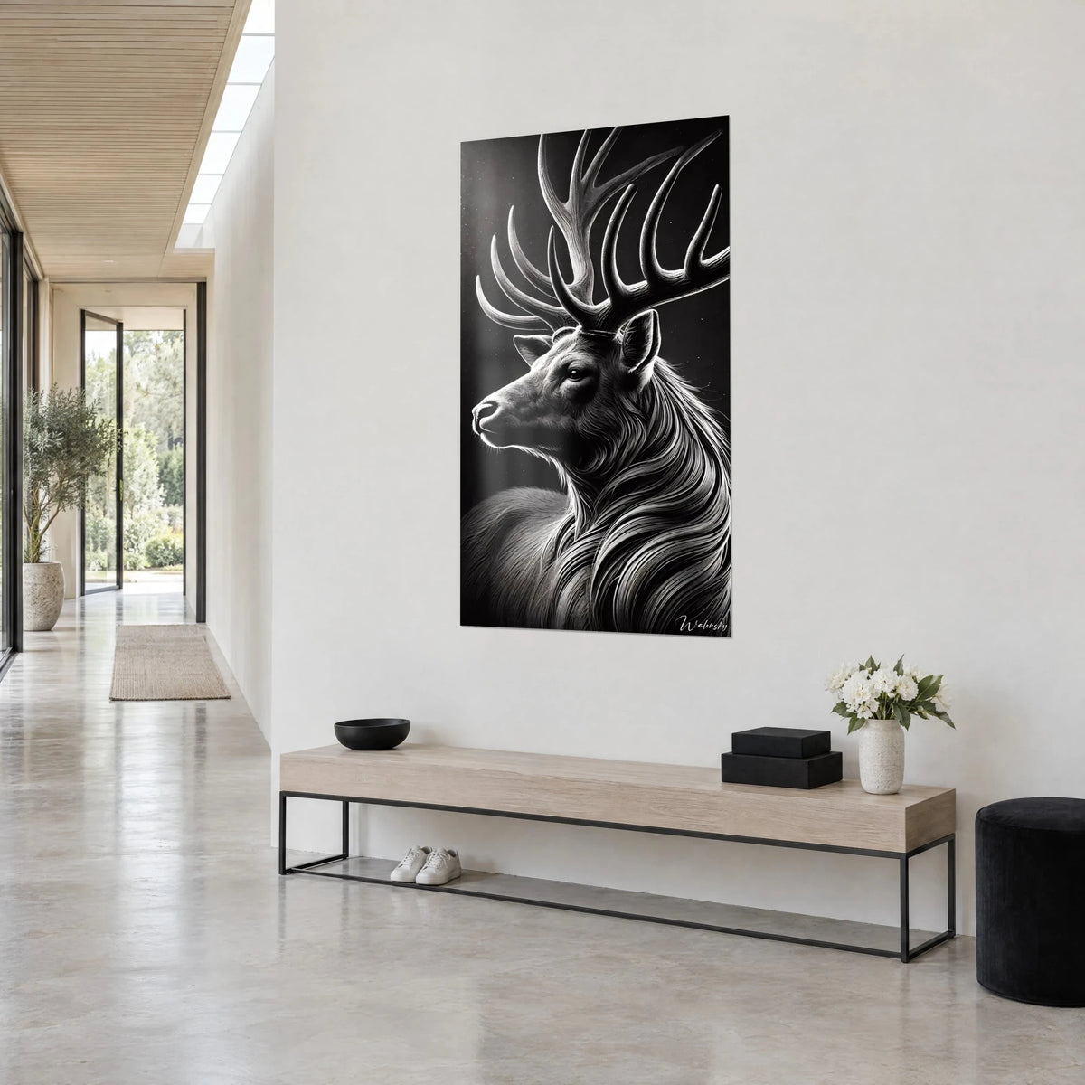 Schilderij zwart-wit hertenportret, manen van zilveren krullen, driekwart aanzicht in de gang van een architectenwoning