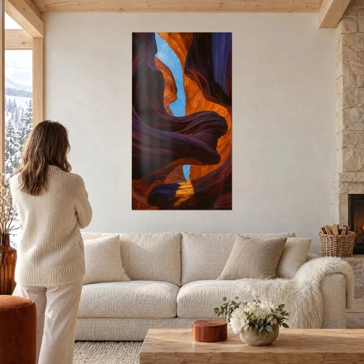 Quadro canyon di arenaria con curve porpora e arancio, fessura di cielo azzurro, donna di spalle, sopra un divano in un soggiorno luminoso
