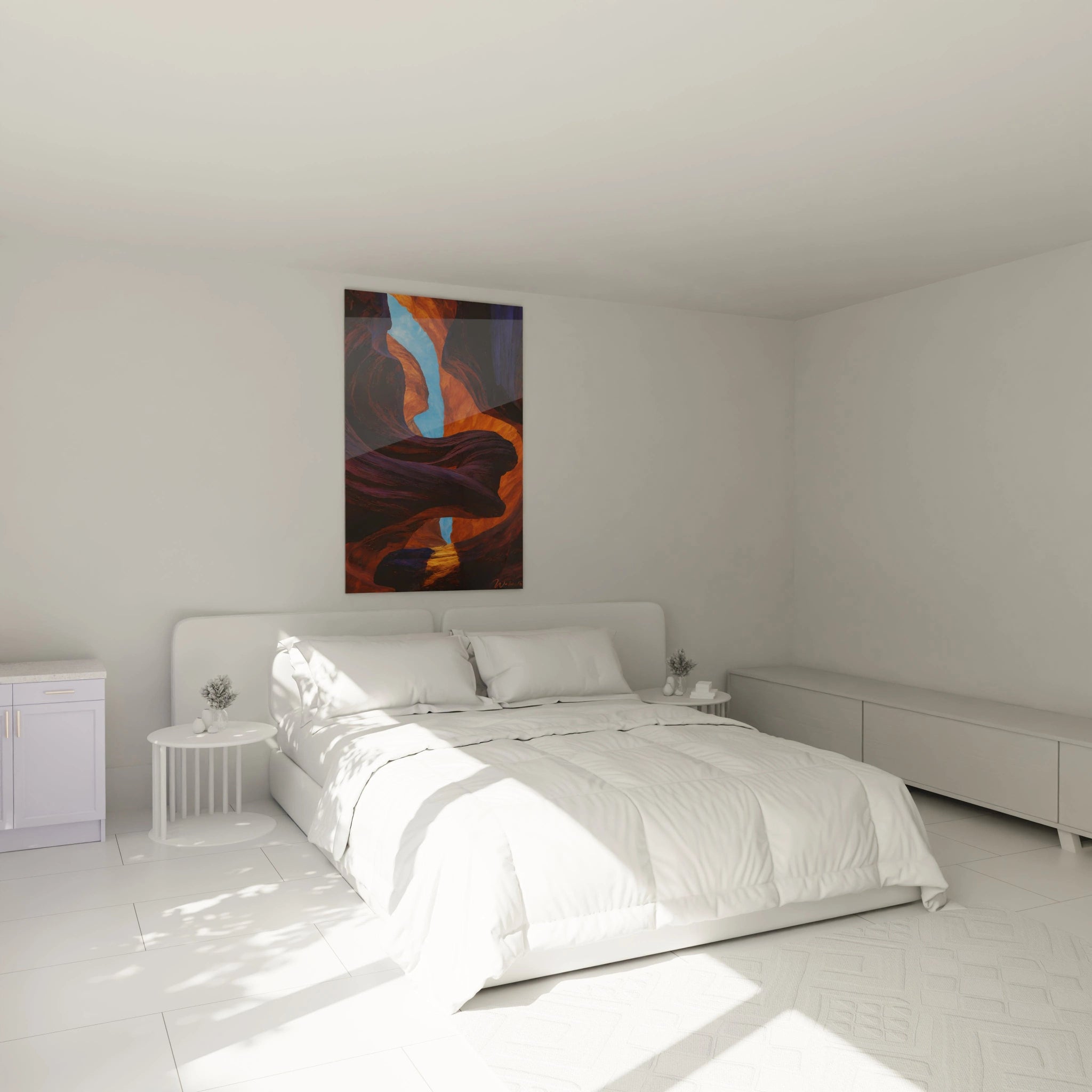 Un tableau canyon montrant l'intérieur d'une formation géologique aux courbes fluides, où des parois sculptées aux teintes orange brûlé et violet profond encadrent une ouverture verticale révélant un ciel bleu intense, avec des textures lisses façonnées par l'érosion.

