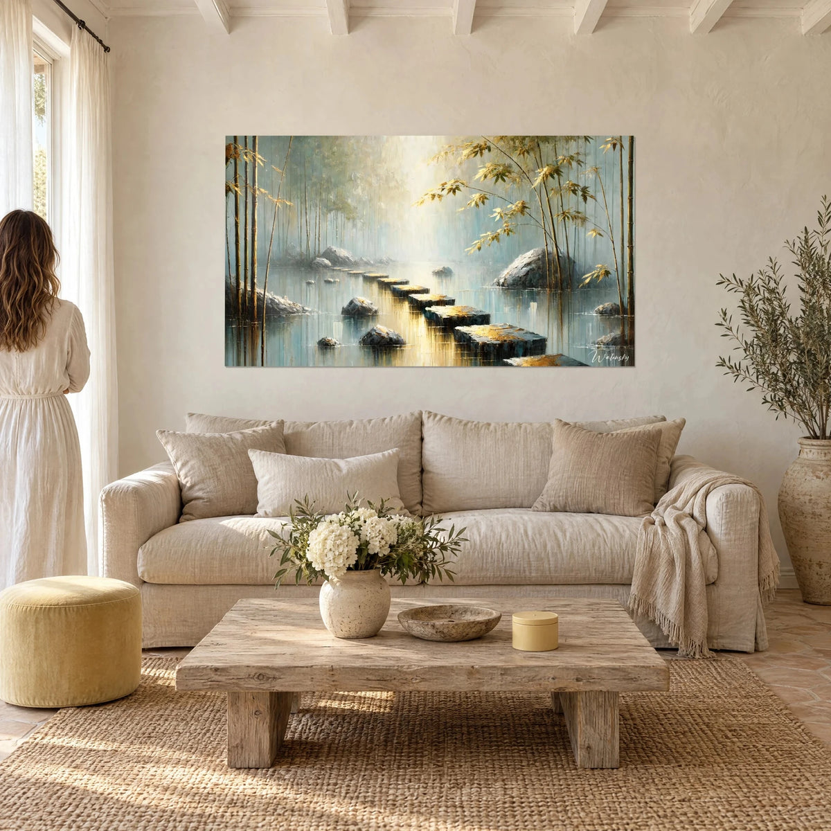 Quadro di un guado di lastre dorate su acqua nebbiosa, bambù ocra e foschia grigio-azzurra, persona di spalle sopra un divano in un soggiorno luminoso
