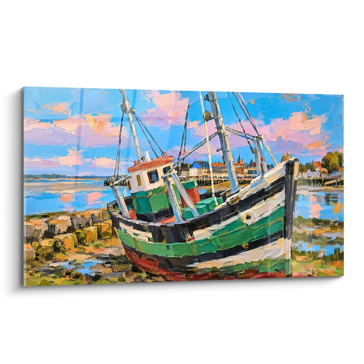 Quadro di un peschereccio verde smeraldo e rosso terracotta incagliato di fronte al villaggio di Le Crotoy sotto un cielo rosato